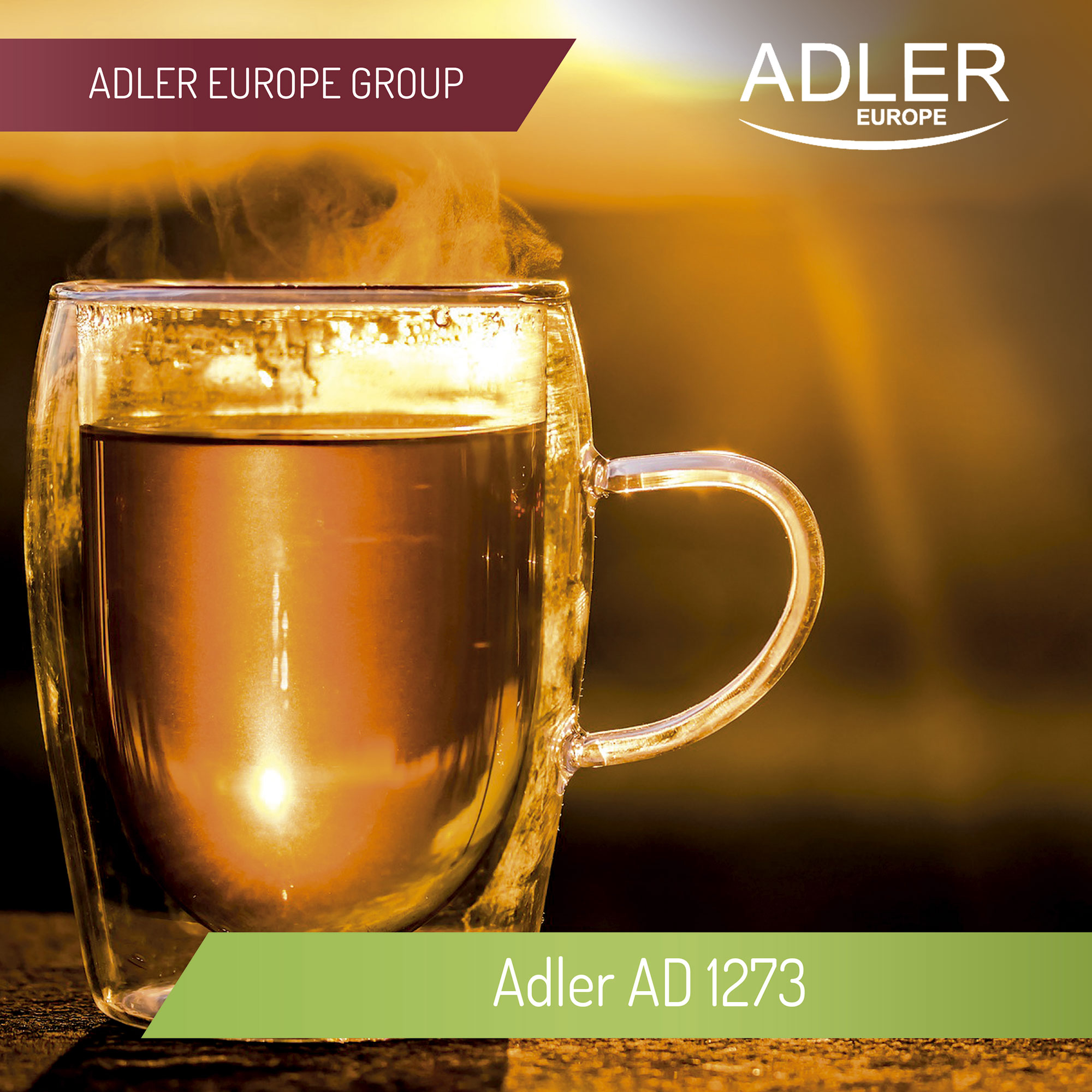 Une tasse de thé en verre avec de la vapeur qui monte, avec le logo Adler Europe Group dans le coin supérieur droit.
