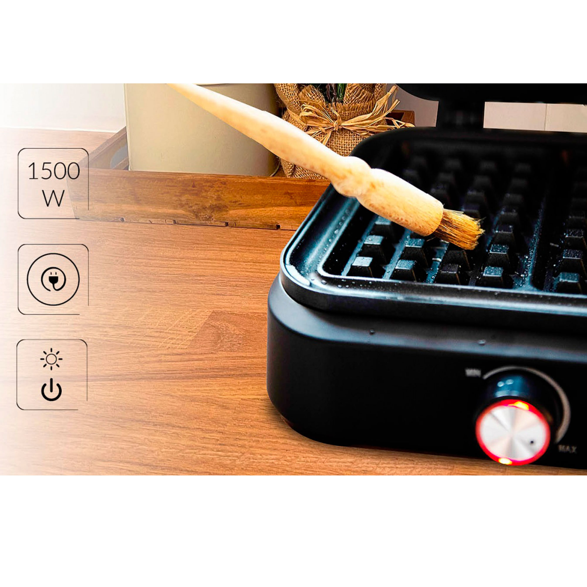 Czarny gofrownica z drewnianym pędzlem na drewnianej powierzchni. Widoczne są elementy sterowania zasilaniem.