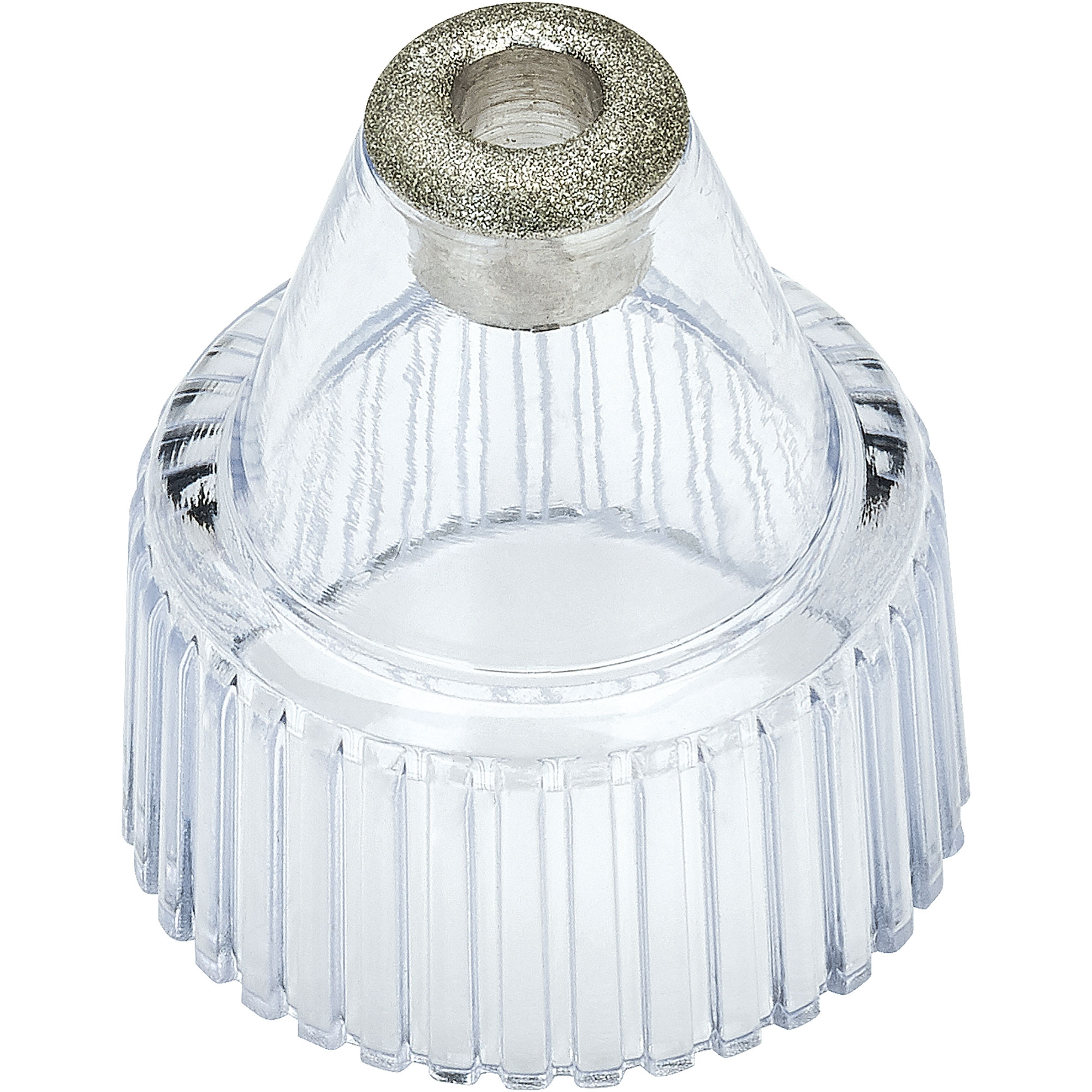 Zbliżenie odkurzacza do porów twarzy. Końcówka ma metalową górę z przezroczystym, prążkowanym korpusem.