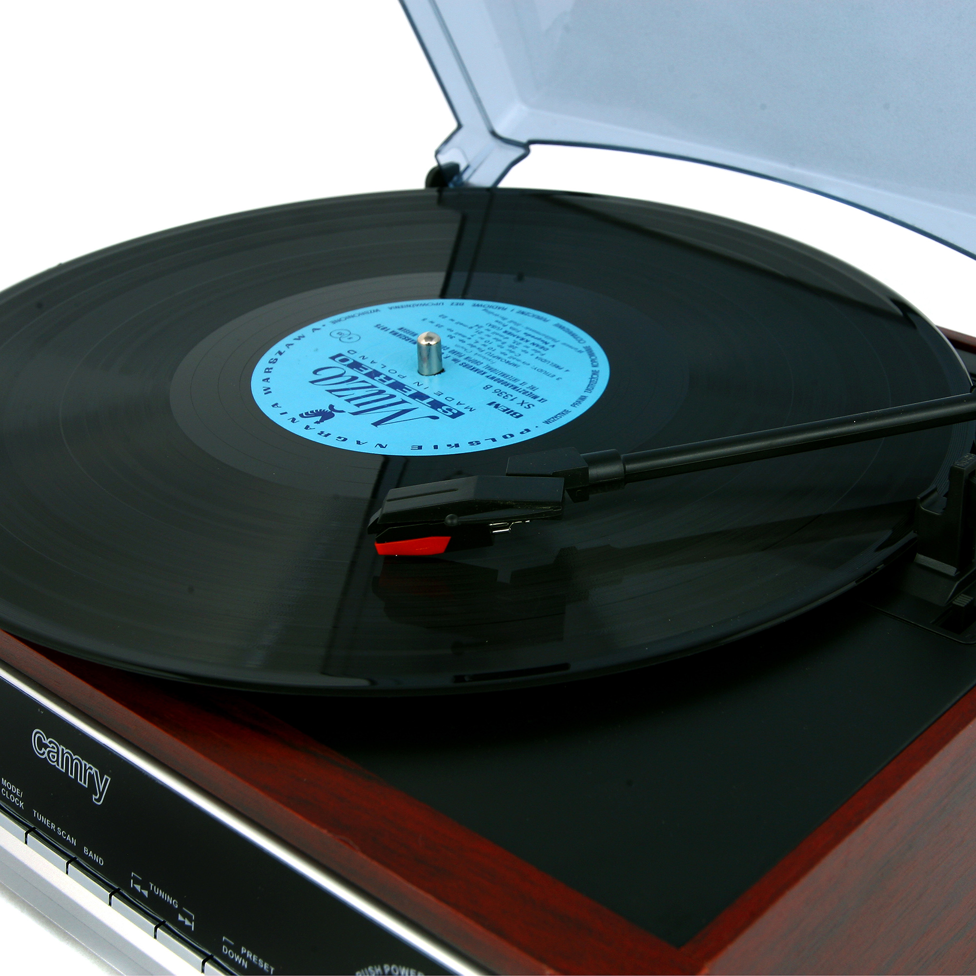 Un tocadiscos con un disco reproduciéndose. La etiqueta es visible. El tocadiscos está sobre madera.