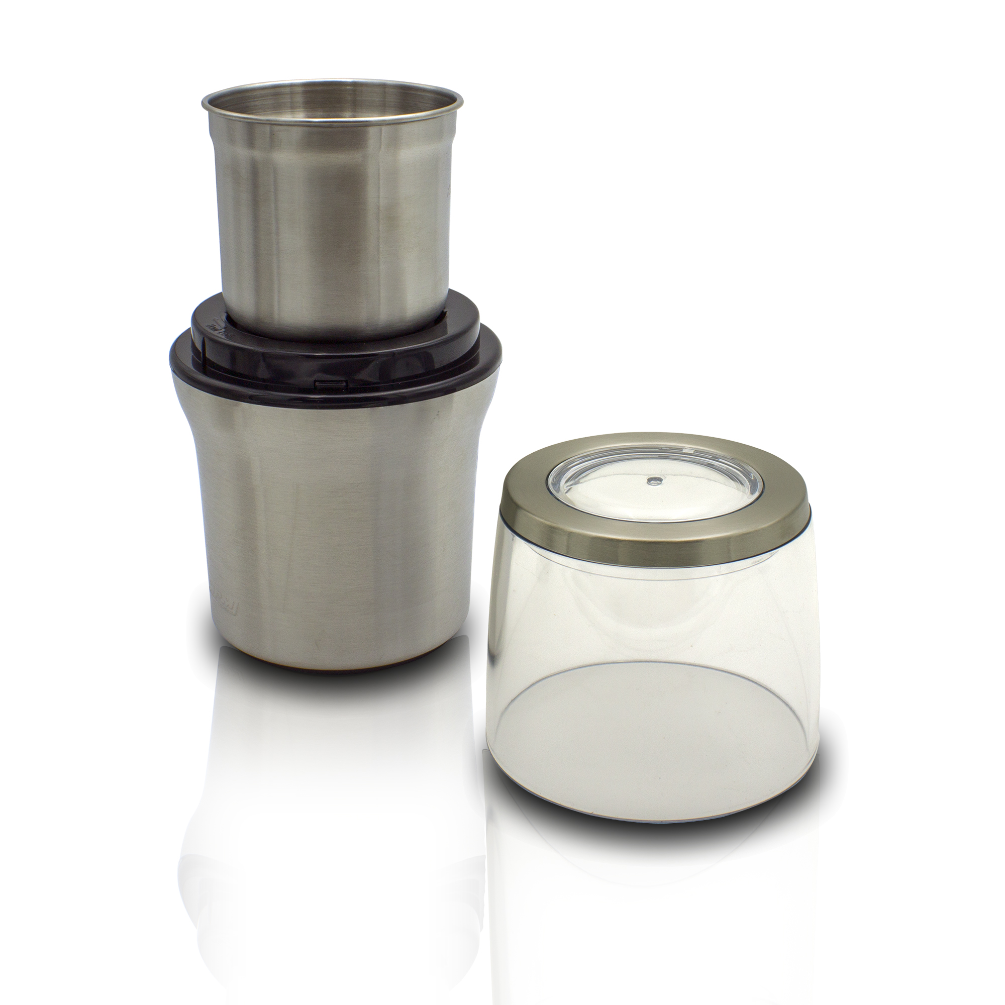 Metallbehälter, einer in dem anderen verschachtelt, und ein durchsichtiges Glas.