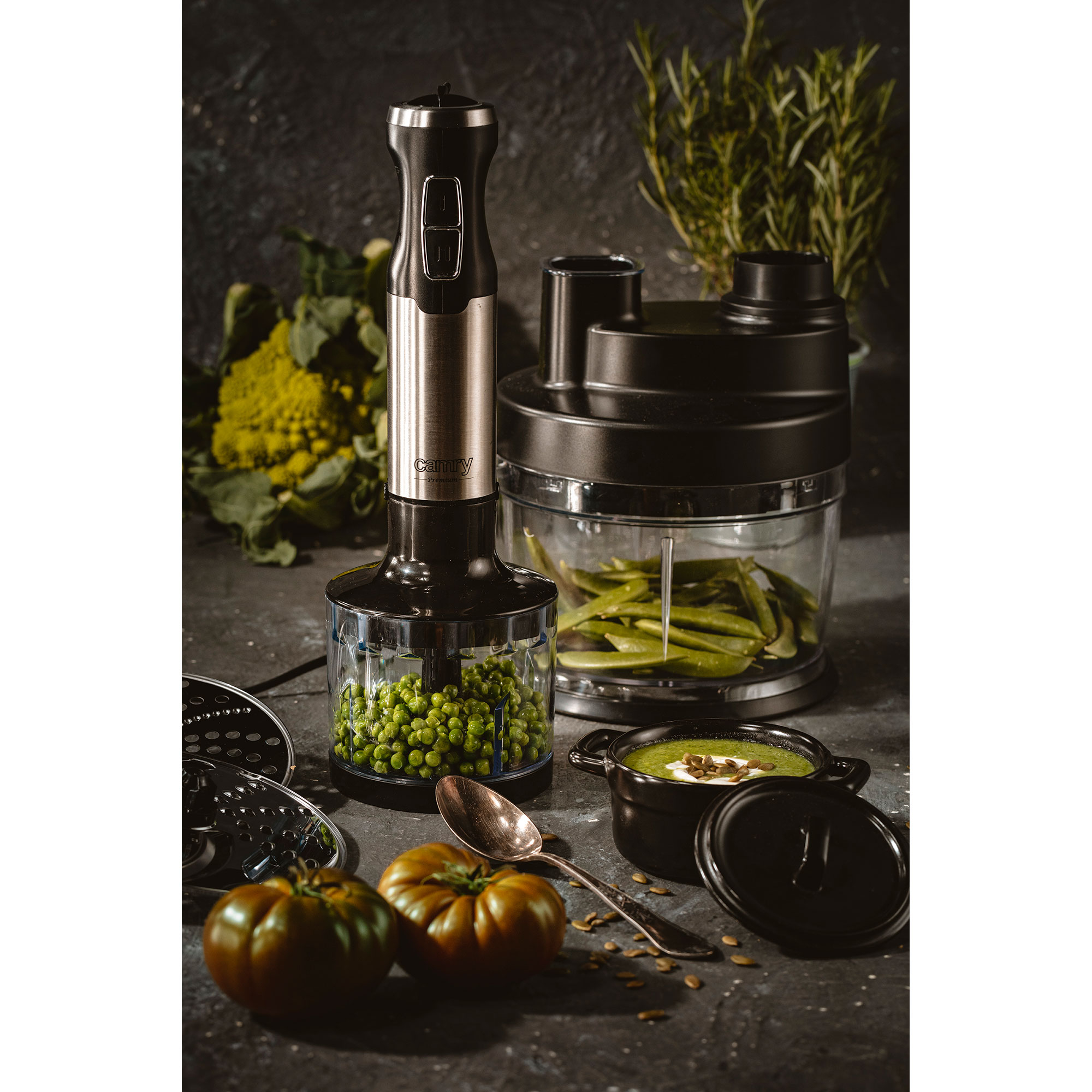 Blender zanurzeniowy z groszkiem, warzywami, zupą. Srebrny, czarny i przezroczysty.