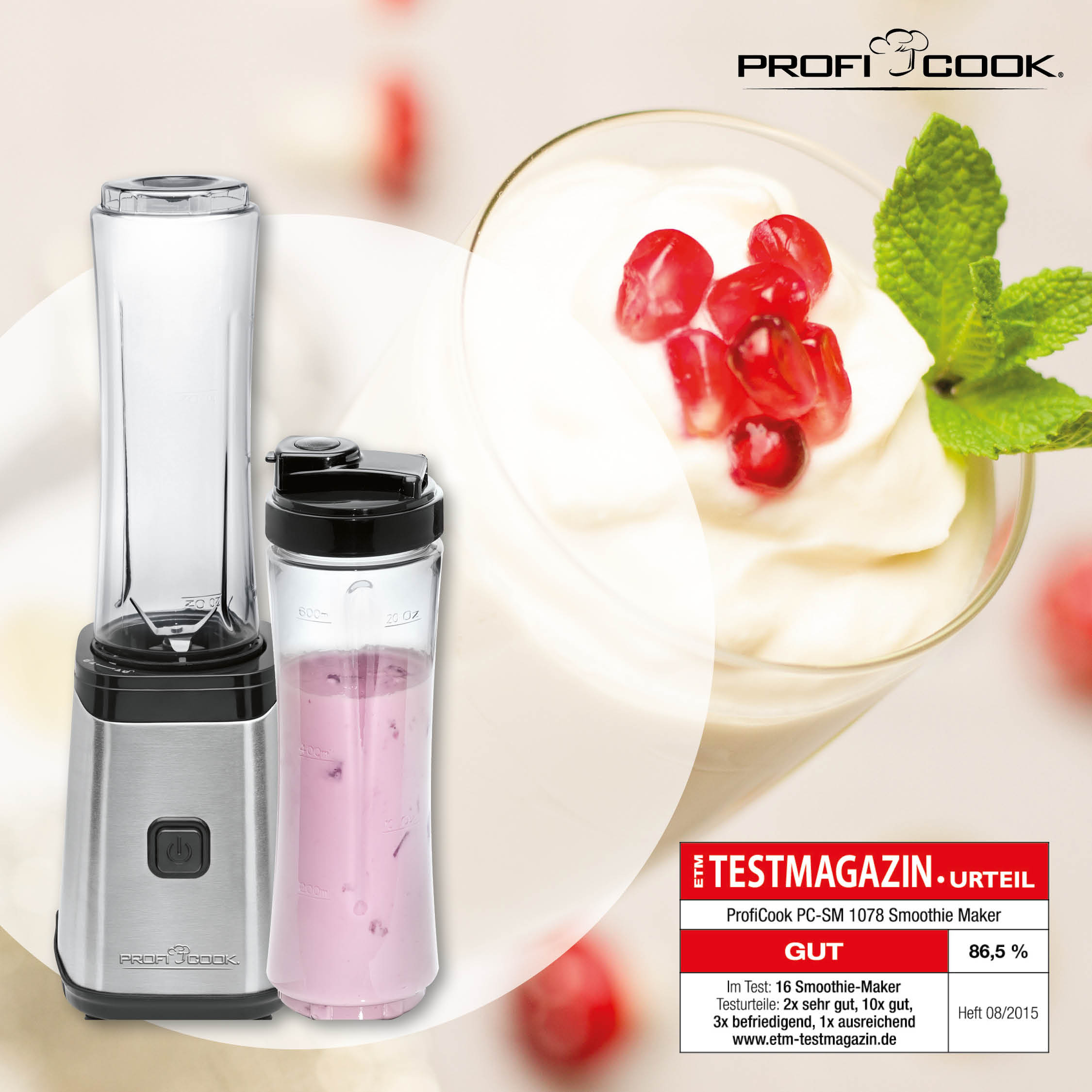 Una licuadora y un vaso de batido están en la mesa, con un vaso de yogur y semillas de granada en el fondo.