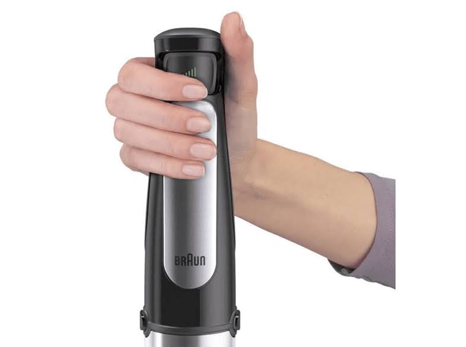 Bir el, siyah ve gümüş bir Braun el blenderi tutuyor. Açma/kapama düğmesi ve güç göstergesi.