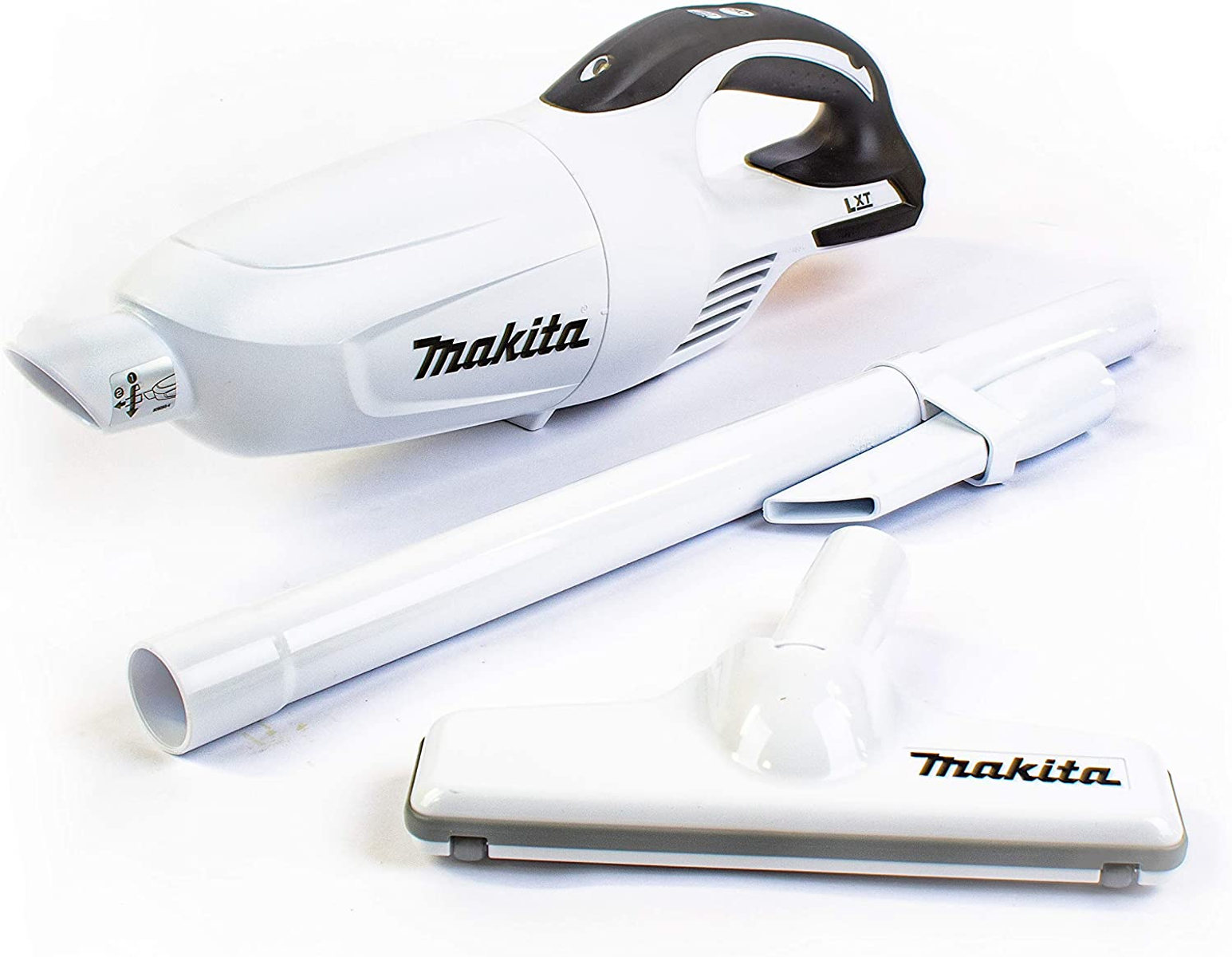 Weißer Makita Handstaubsauger mit Aufsätzen, positioniert auf weißem Hintergrund.