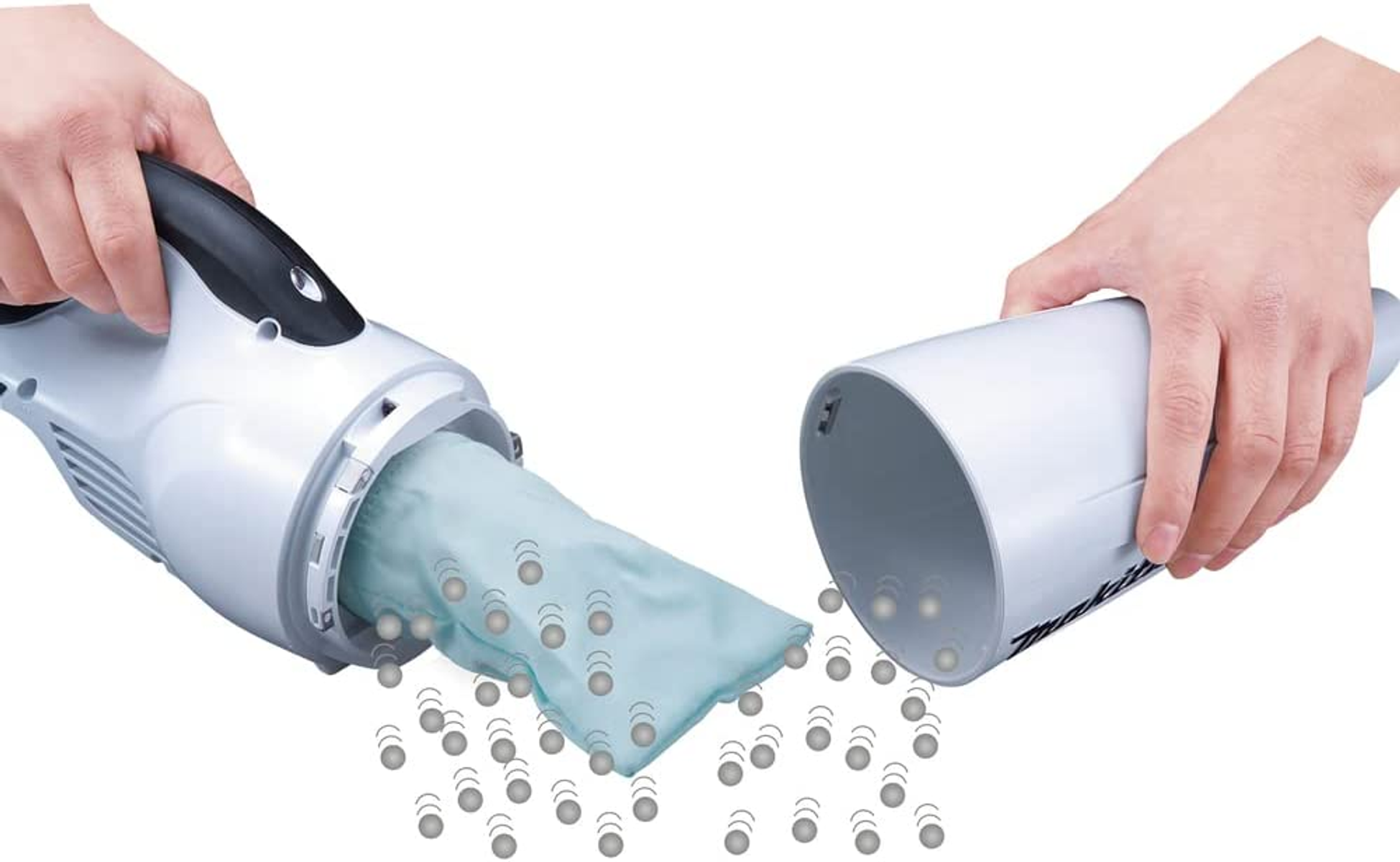 Hände zerlegen einen weißen Handstaubsauger und setzen Staub frei.