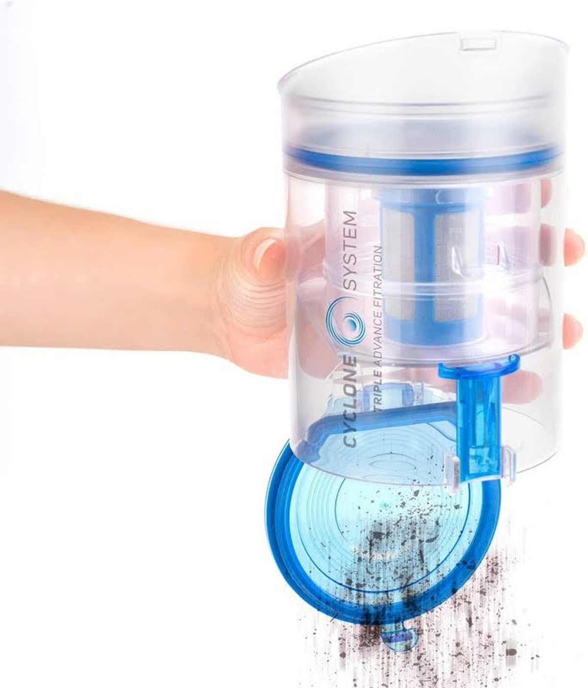 Una mano che tiene un contenitore della polvere per aspirapolvere cilindrico trasparente, che mostra polvere e un sistema di filtraggio blu.