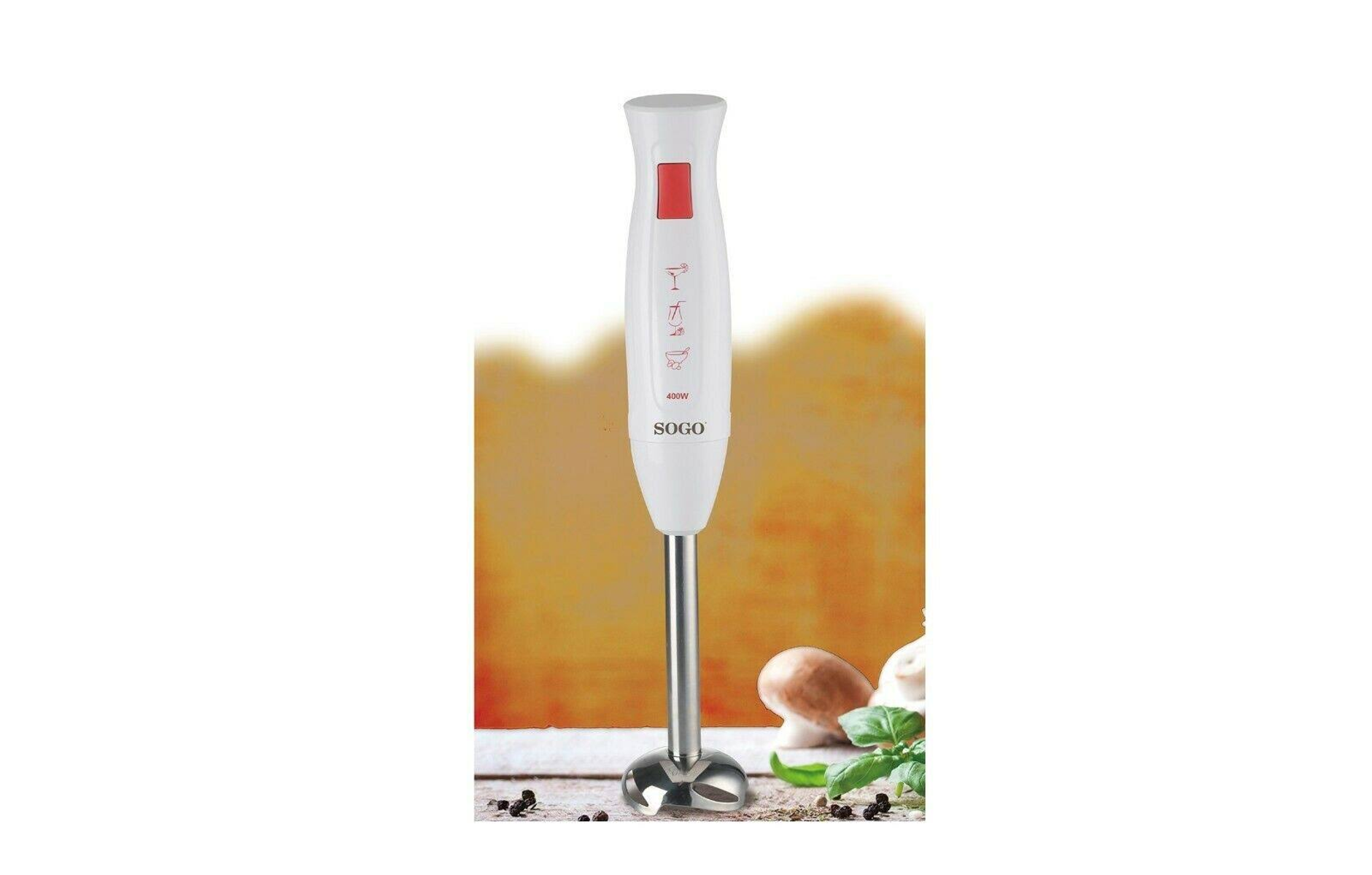 Frullatore a immersione Sogo bianco, bottone rosso, su tavolo legno.