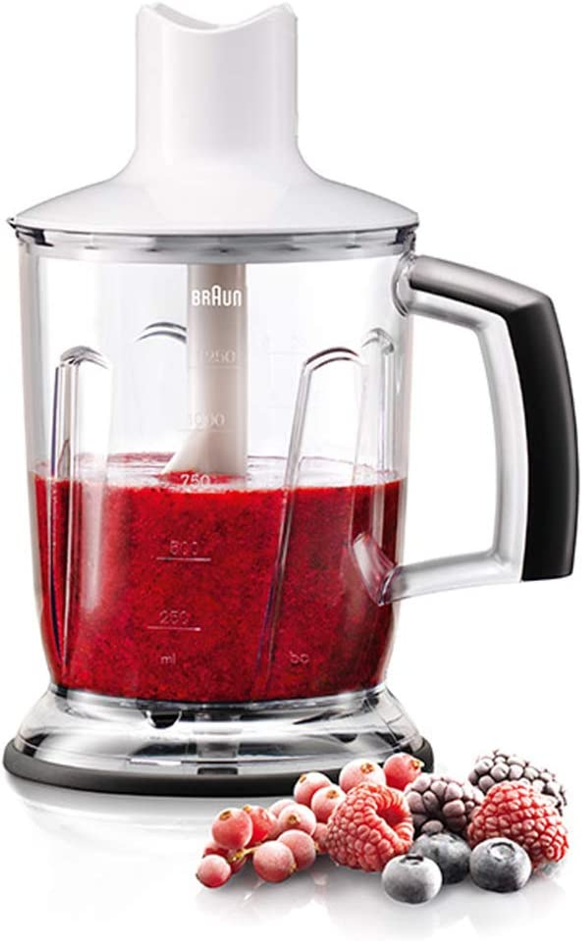 Frullatore con liquido rosso e bacche, con parte superiore e manico bianchi, su bianco.