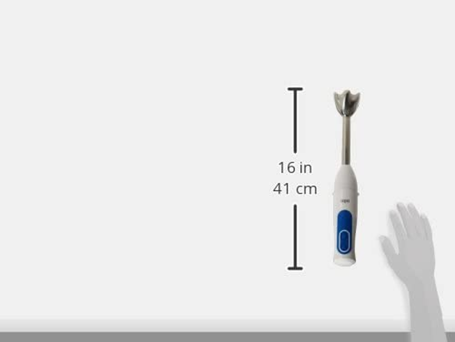 Frullatore a immersione con dimensioni: 16 pollici (41 cm). La mano è a destra.