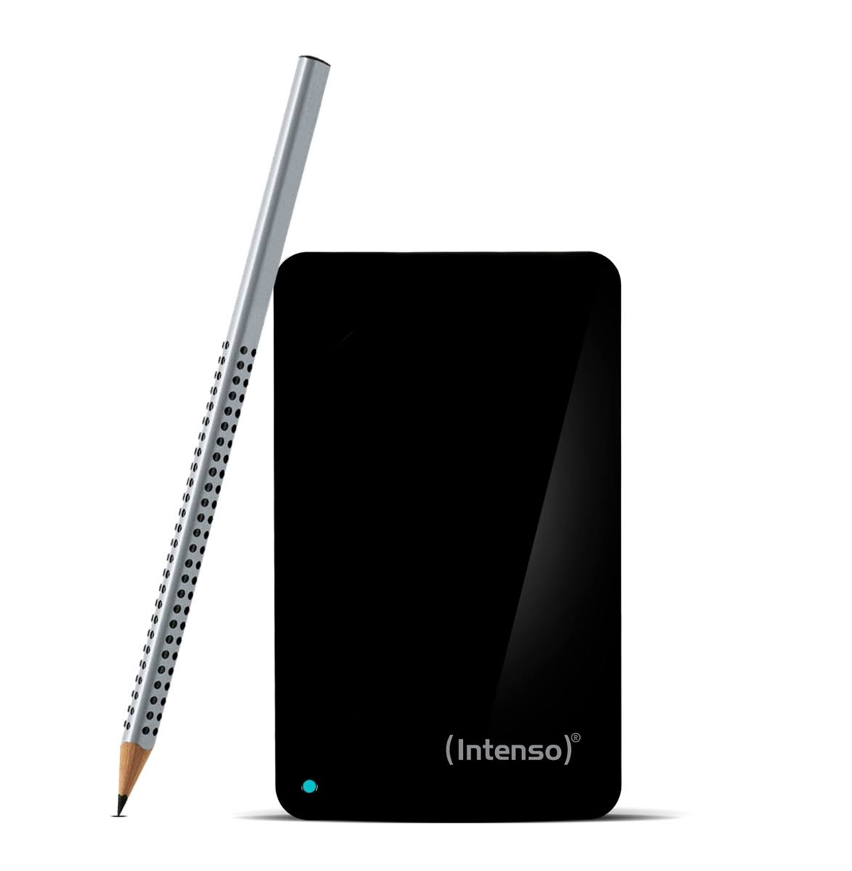 Czarny zewnętrzny dysk twardy, ołówek po lewej. Białe tło.