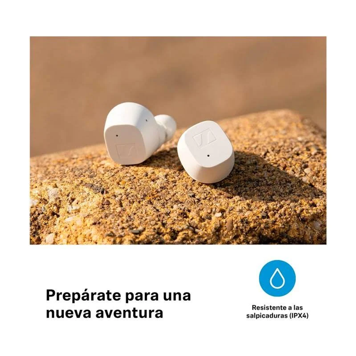 Dos auriculares blancos sobre arena con icono de gota de agua azul y texto.