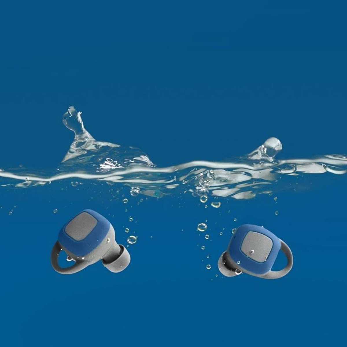Blaue und graue Ohrhörer unter Wasser, mit Wasserspritzern um sie herum.