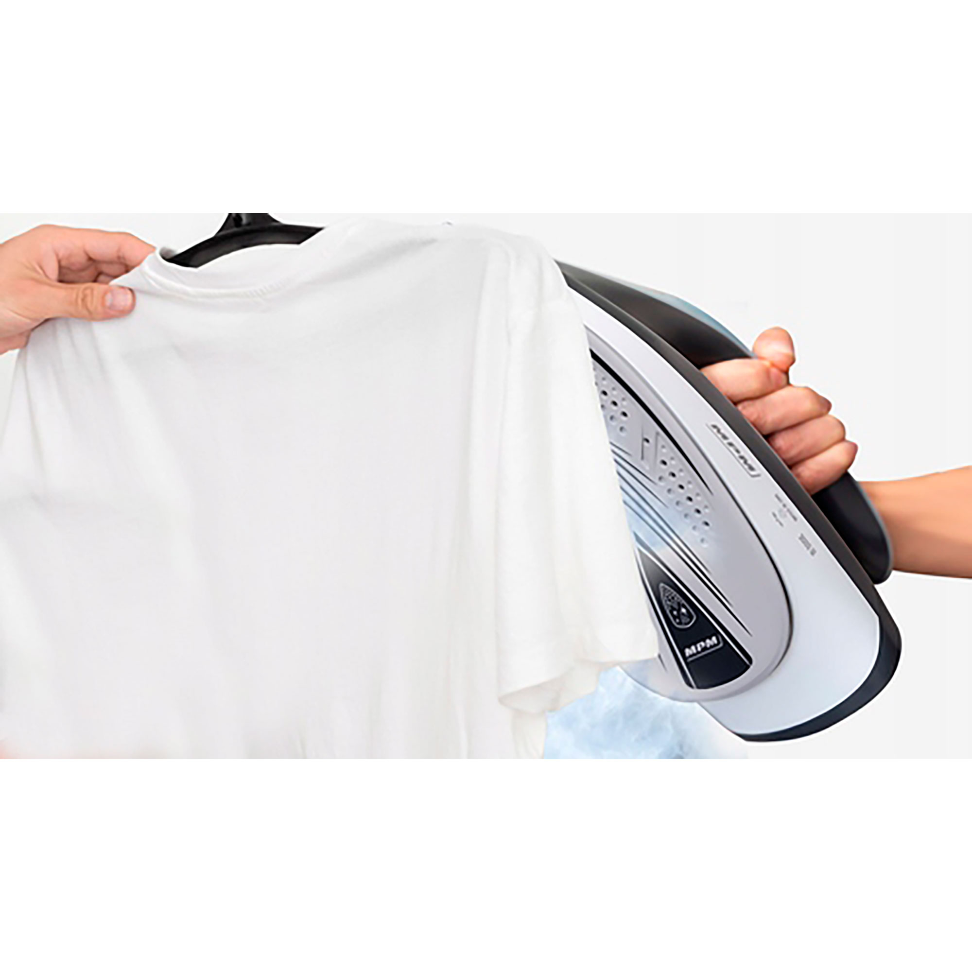 Hände halten ein weißes T-Shirt und ein Bügeleisen. Weißes Hemd wird gebügelt. MPM-Logo sichtbar.