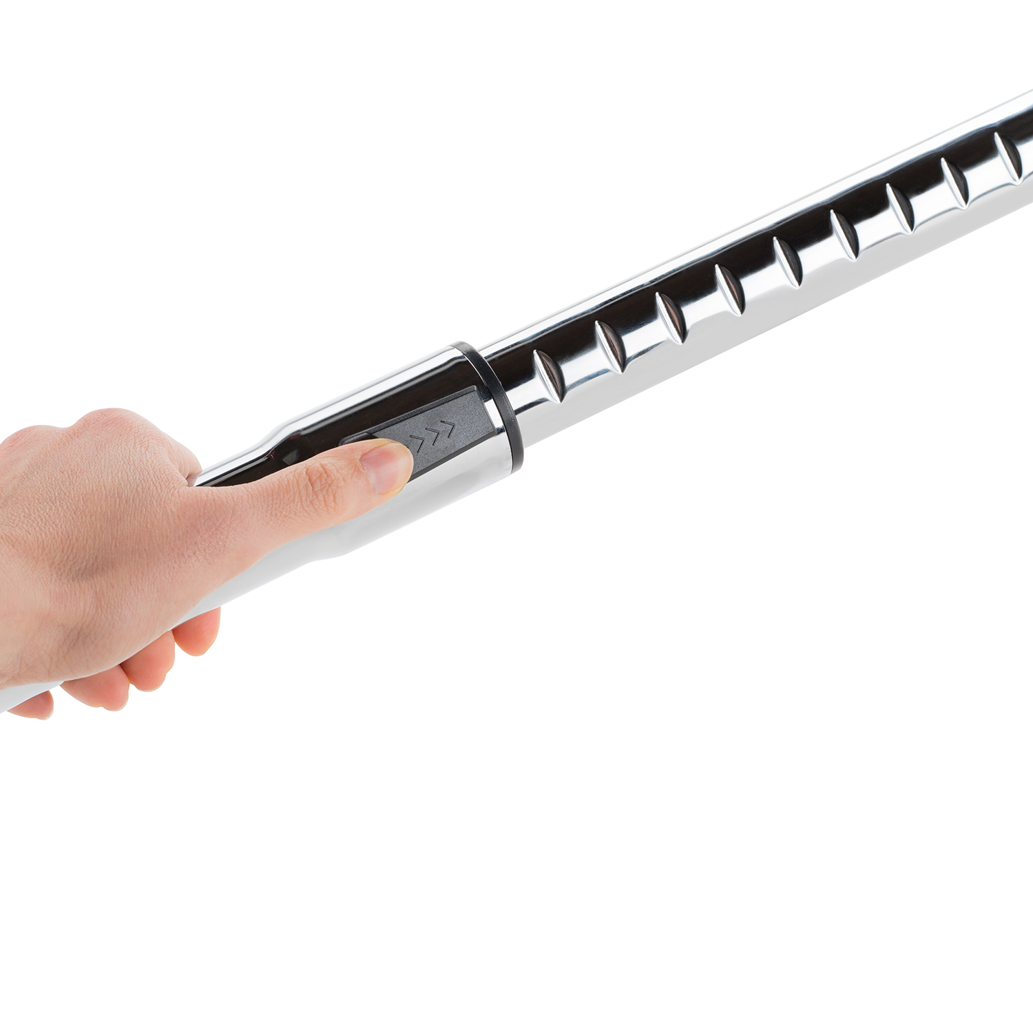 Ręka naciskająca przycisk na srebrnej rurze przedłużającej odkurzacza.