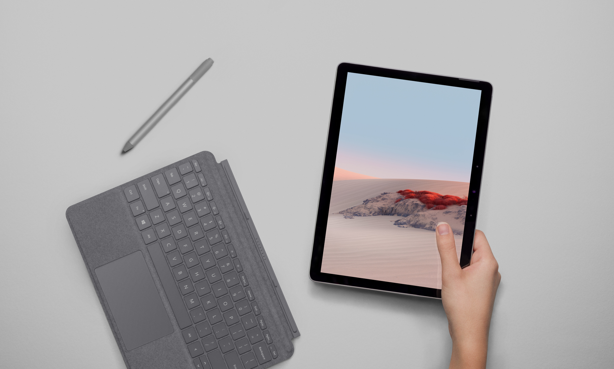 Un tablet con tastiera e pennino su una superficie chiara.
