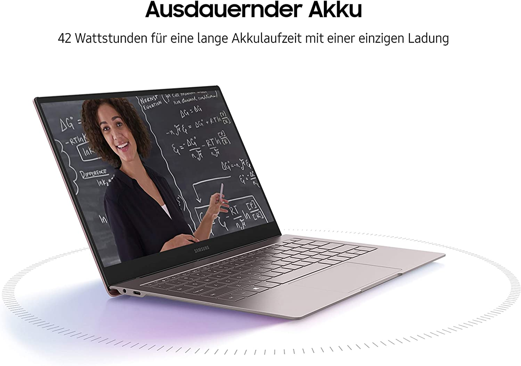 Laptop mit einer Frau, die vor einer Tafel unterrichtet. Weißer Hintergrund.