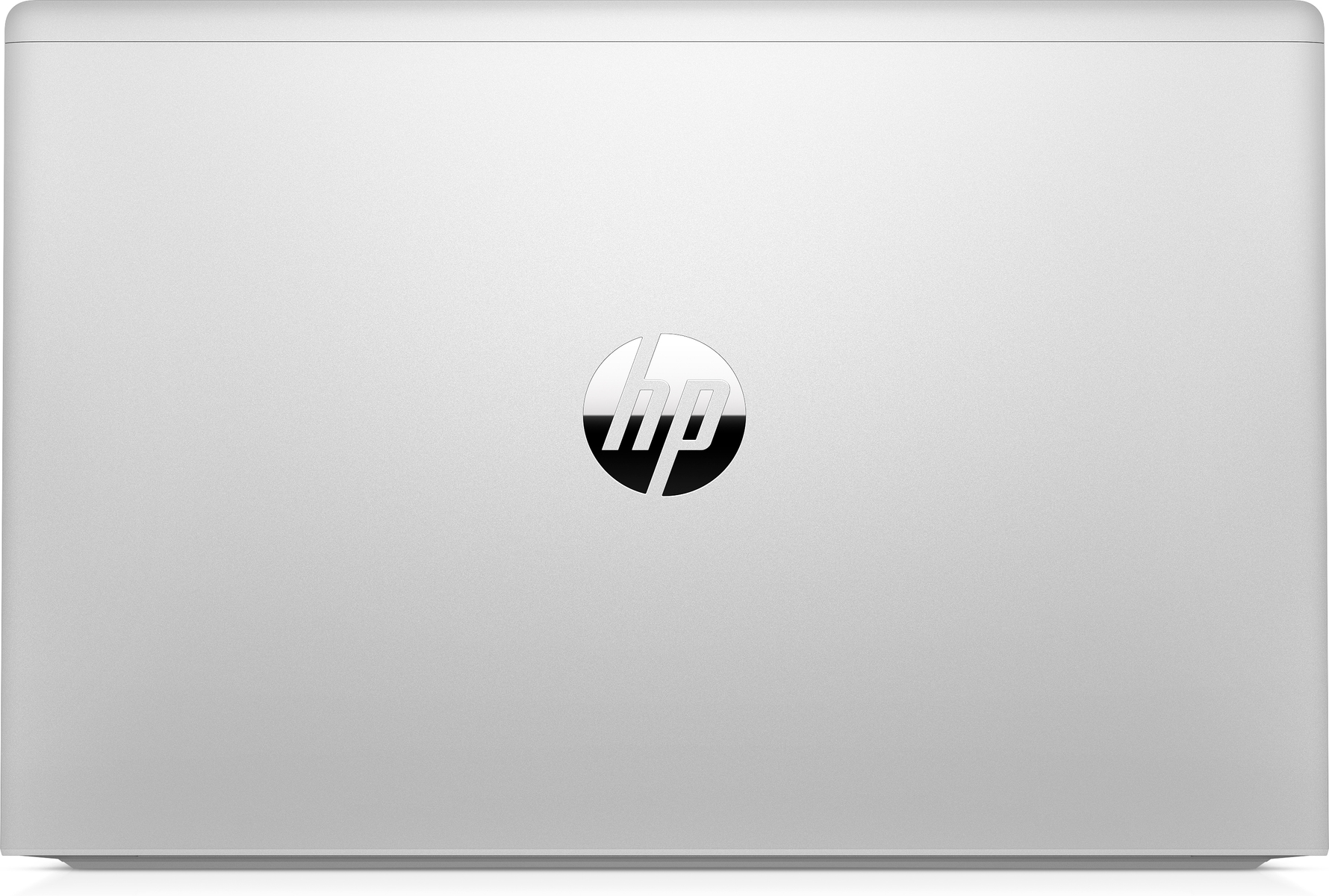 Parte trasera de un portátil plateado, con el logotipo de HP centrado en la tapa.
