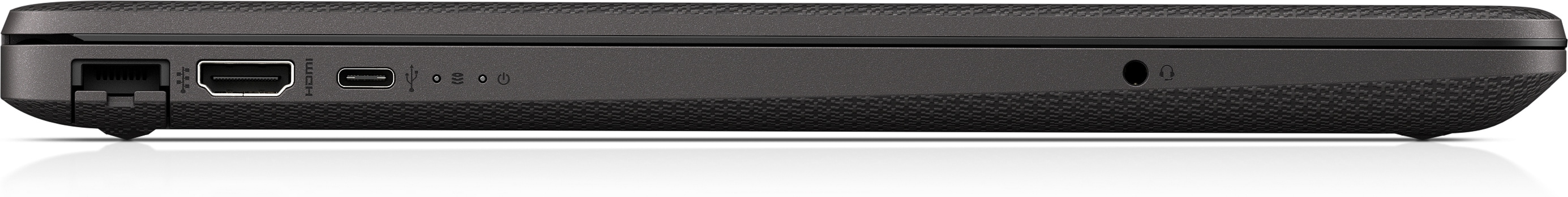 Primo piano delle porte di un laptop. Include una porta di rete, HDMI, USB e jack per cuffie. Laptop nero.
