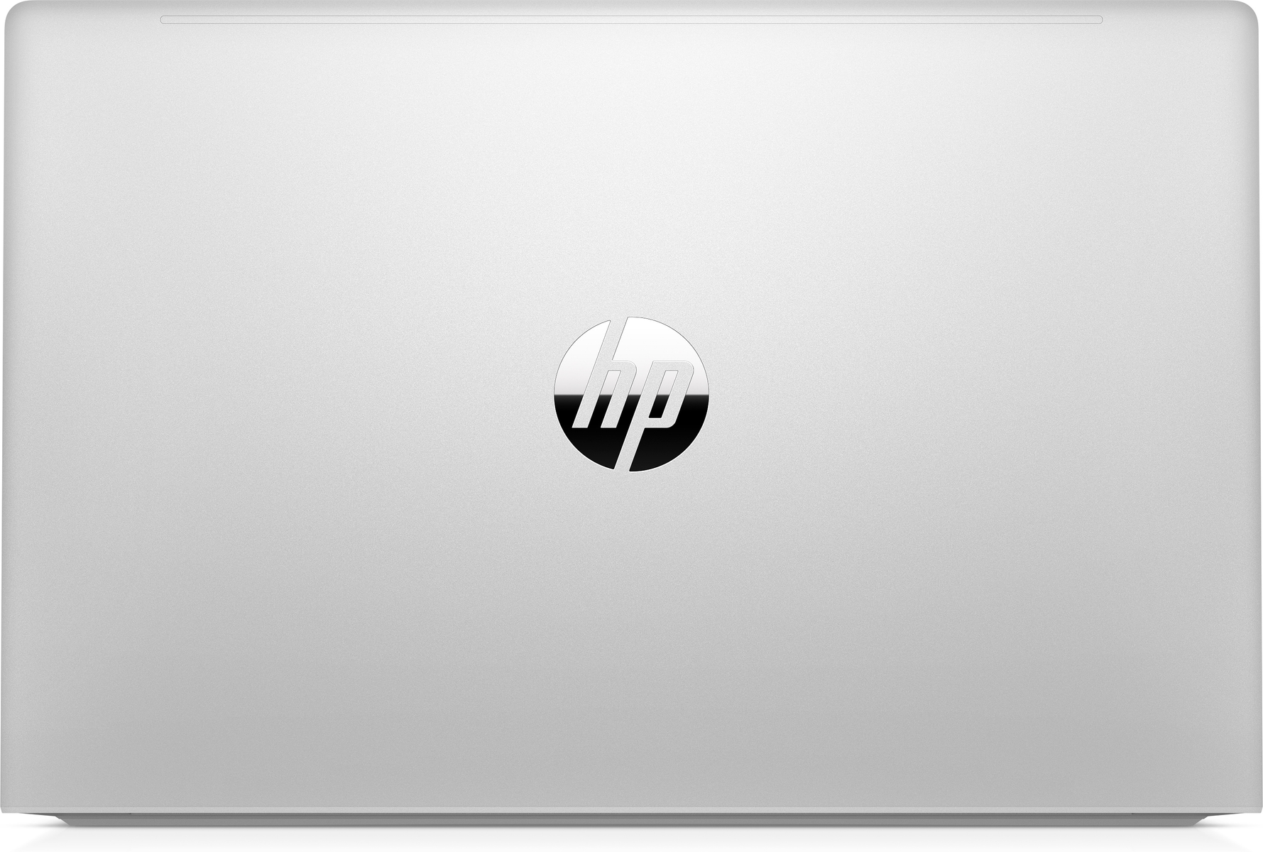 Portátil HP plateado, cerrado, vista trasera, mostrando el logo de HP. Fondo blanco.