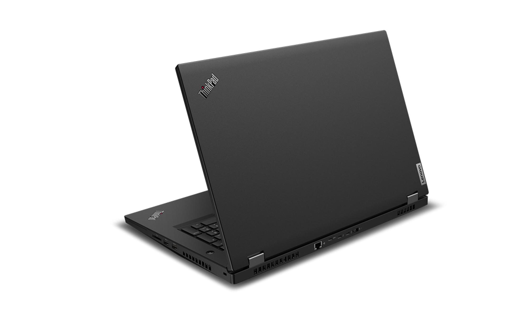 Portátil Lenovo ThinkPad negro desde vista en ángulo, tapa abierta, sobre superficie blanca.