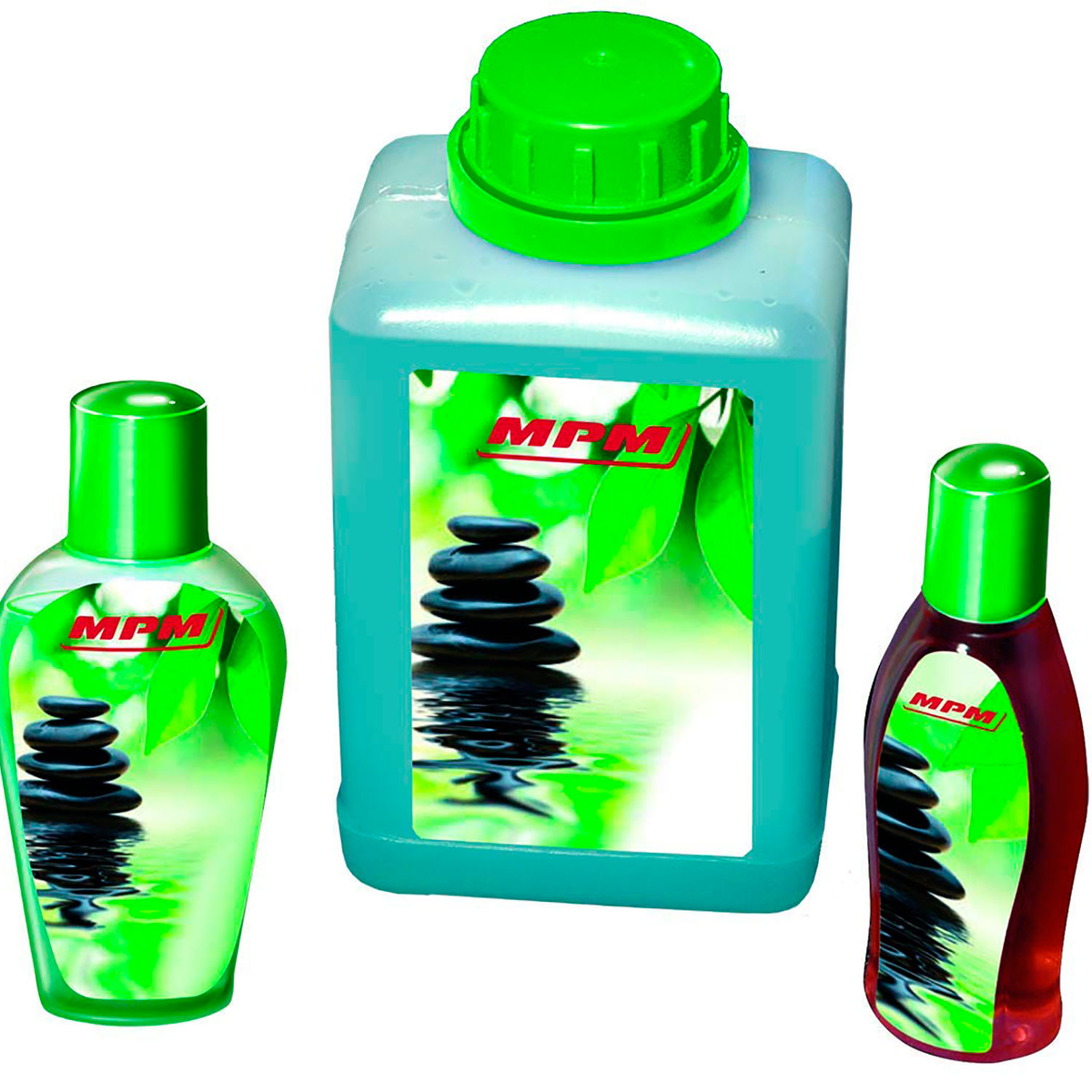 Tres botellas de producto MPM con fondo de piedra negra y agua.