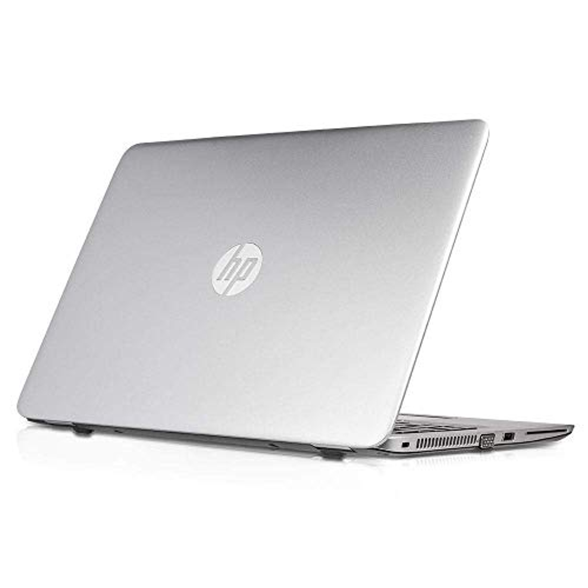 Portátil HP plateado, cerrado, vista en ángulo, mostrando el logo HP en la parte trasera.
