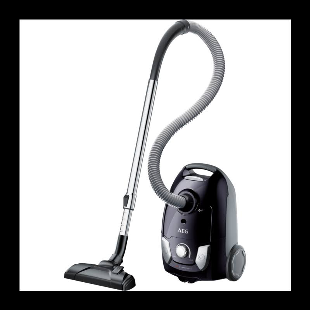 Czarny i szary odkurzacz ze srebrną rurą i wężem. Białe tło.