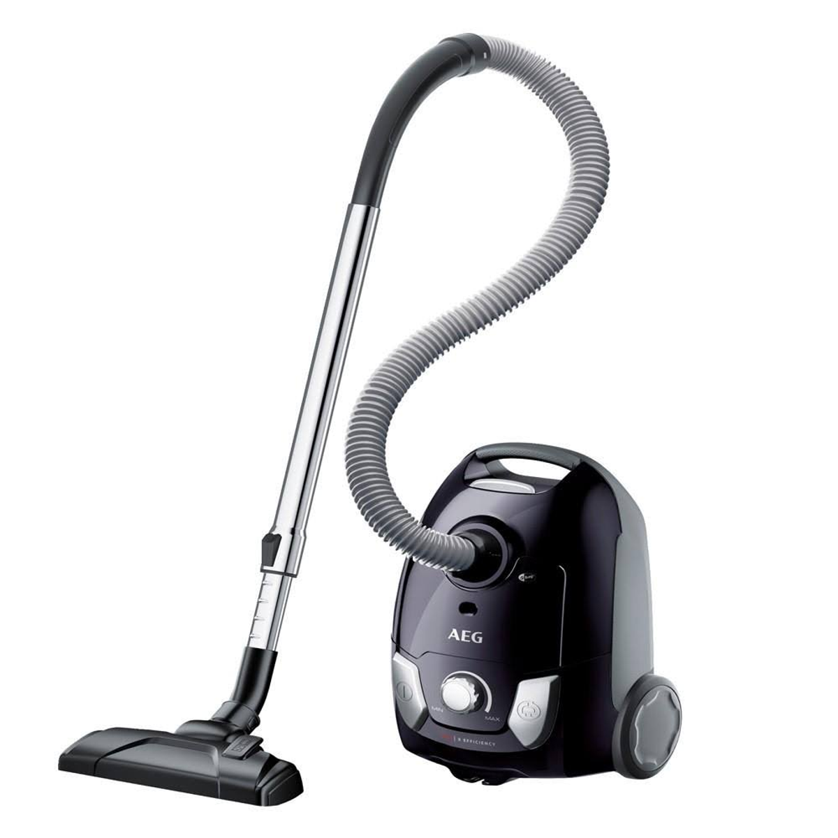 Czarny odkurzacz AEG z długą srebrną rurą i czarną głowicą. Na białym tle.