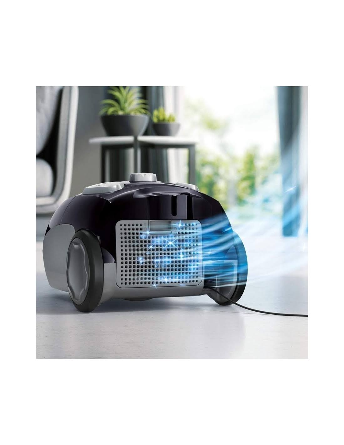 Czarny odkurzacz, widok z boku, z widocznym przepływem powietrza. Białe tło.