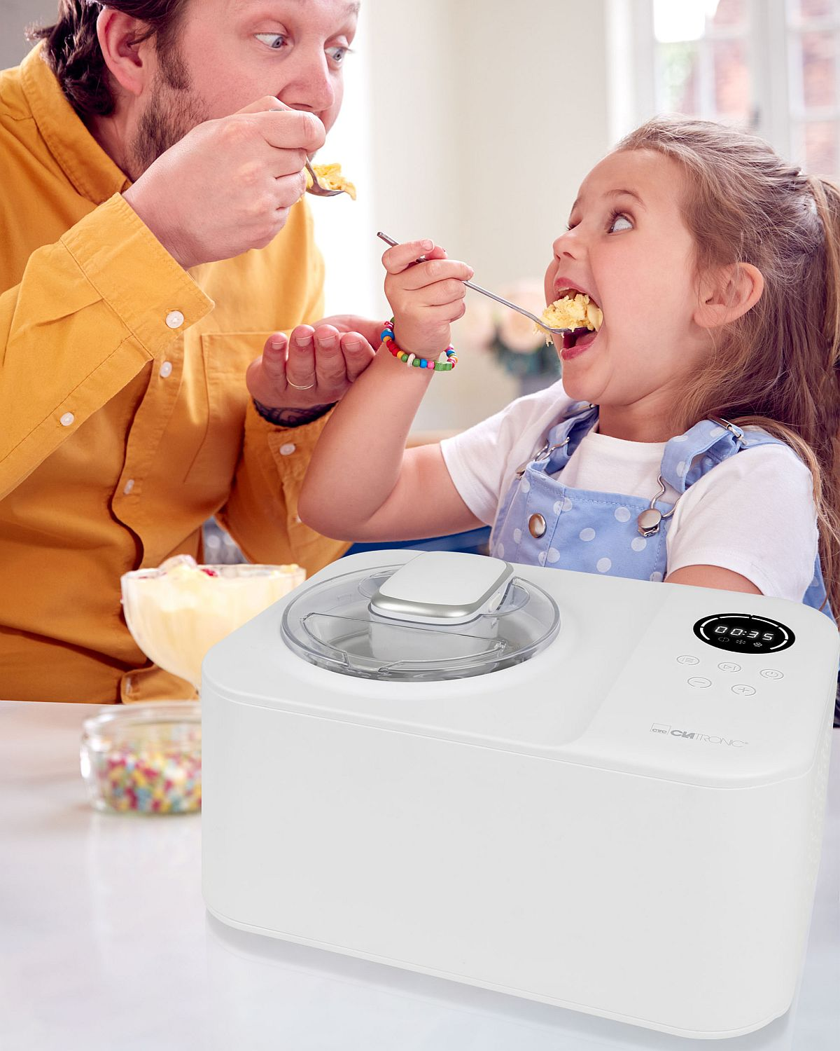 Ojciec i córka jedzą lody z białej maszyny do lodów.