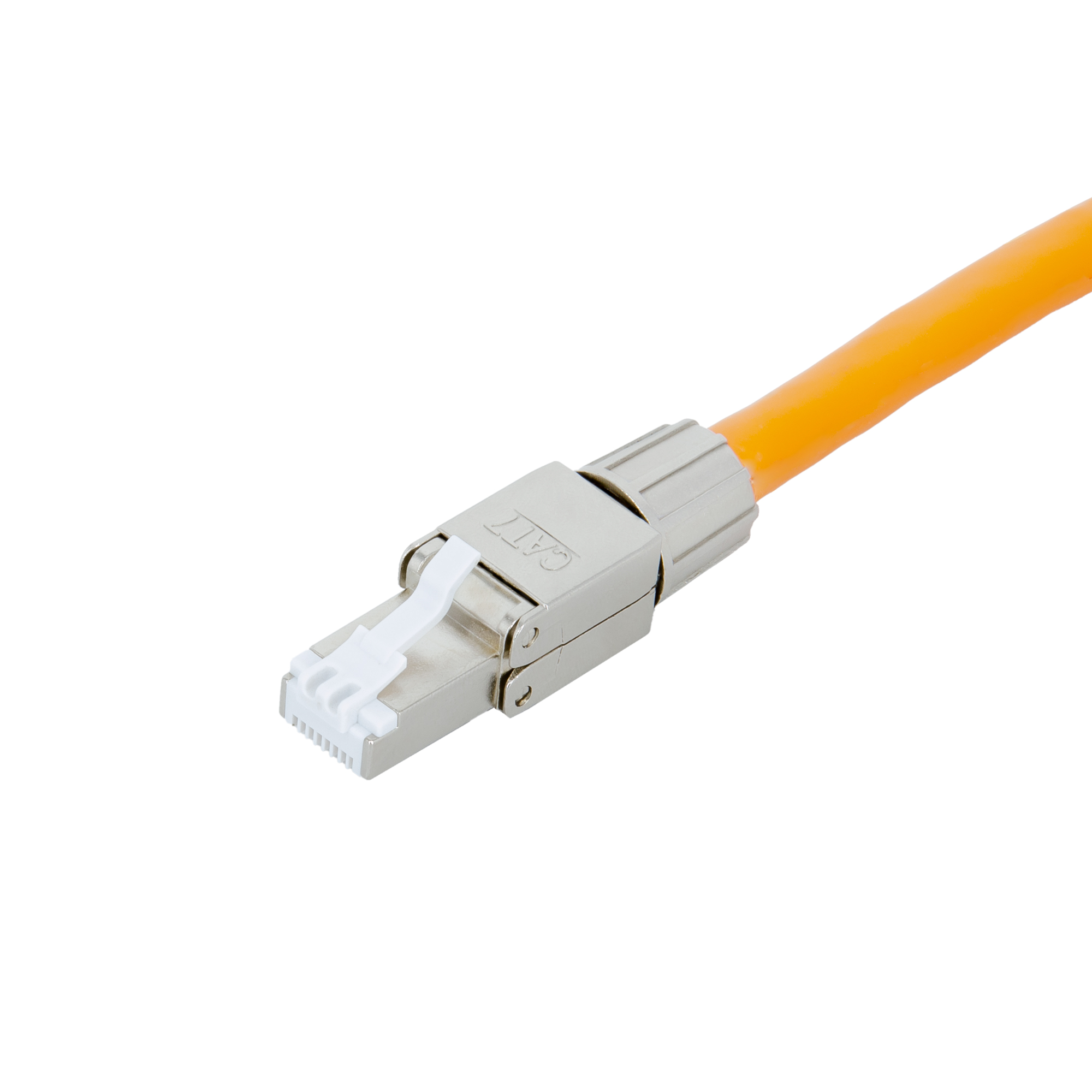 Nahaufnahme eines orangefarbenen Ethernet-Kabelanschlusses. Der Stecker ist silber und weiß.