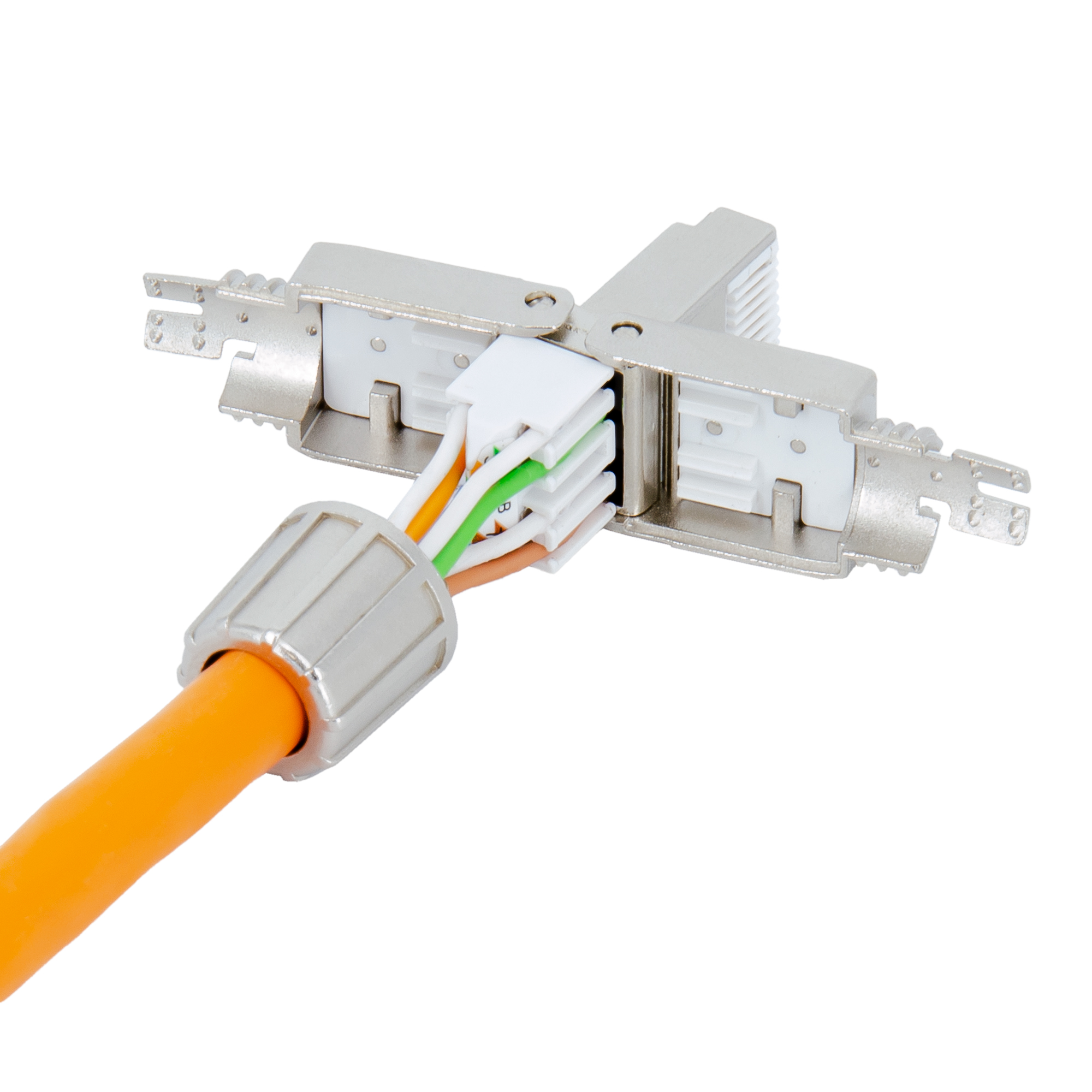 Oranger und weißer RJ45-Stecker mit orangefarbenem Kabel, verbunden mit einem weißen und silbernen Teil.