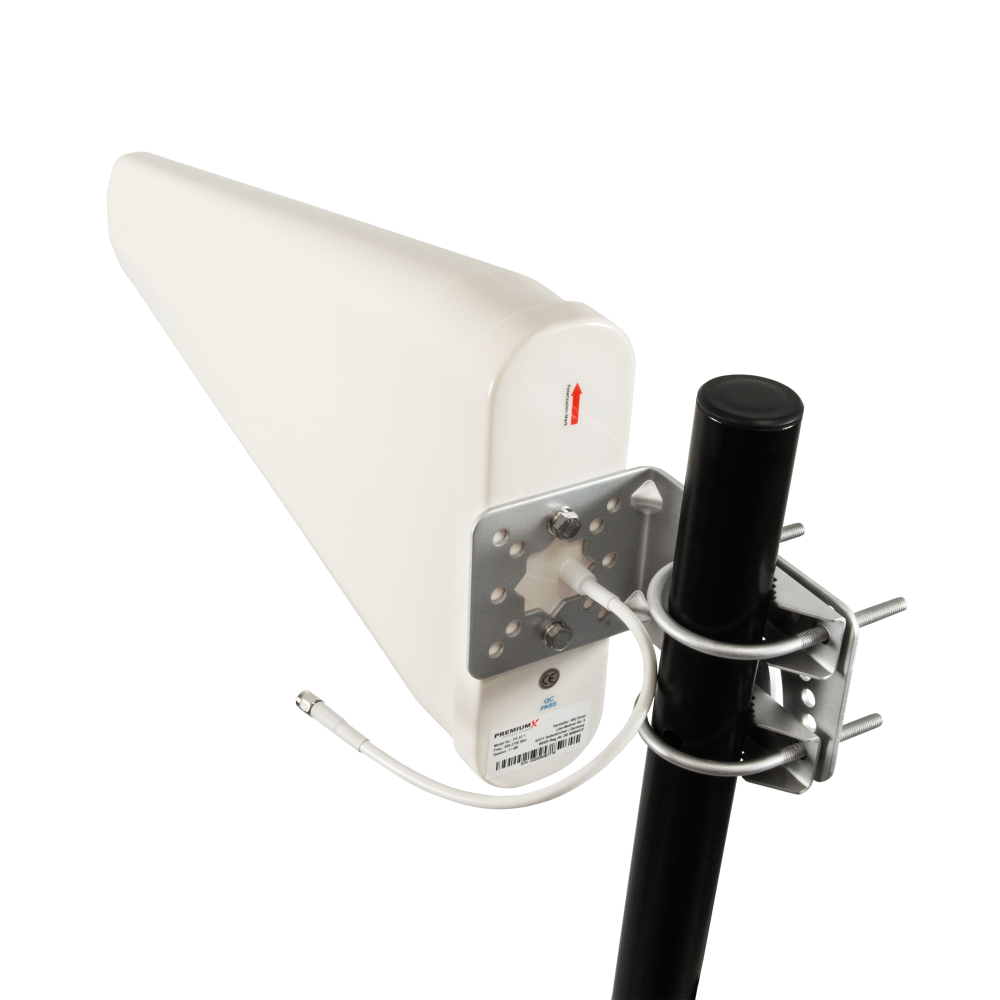 Weiße Antenne an einem schwarzen Mast montiert. Die Antenne ist angewinkelt, mit Kabel.