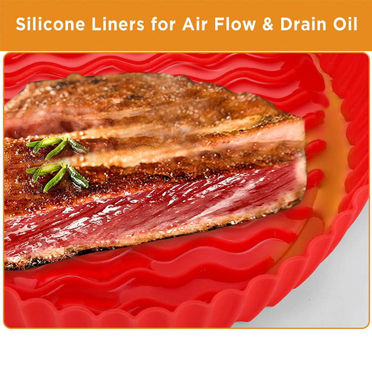 Roter Silikonliner mit einem Stück gebratenem Fleisch. Der Liner hat wellige Ränder.