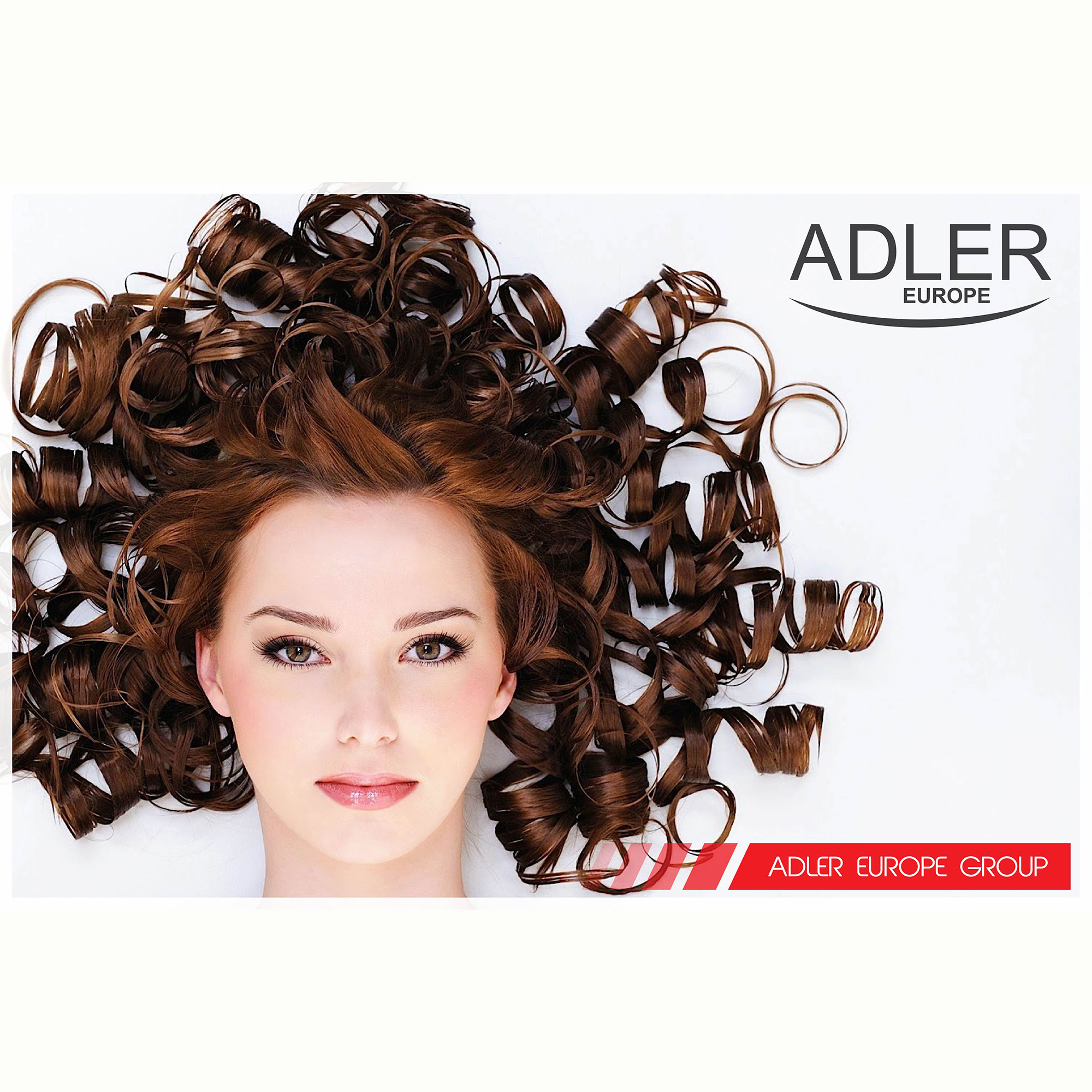 Mujer con cabello castaño rizado, logo Adler. Fondo blanco.