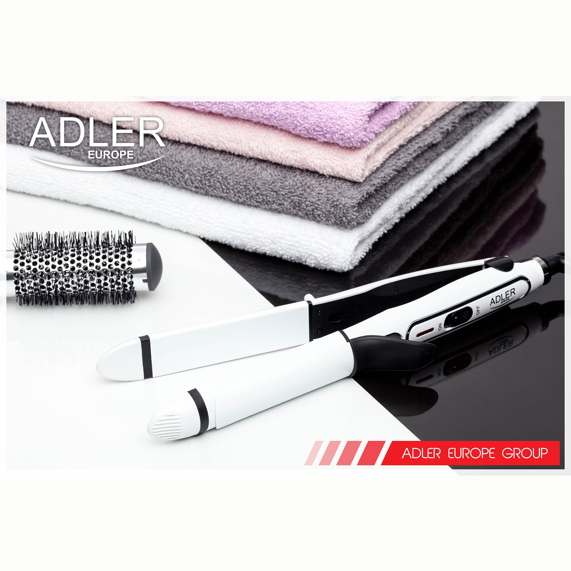 Plancha y cepillo para el cabello sobre una mesa con toallas. Logotipo ADLER Europe visible.