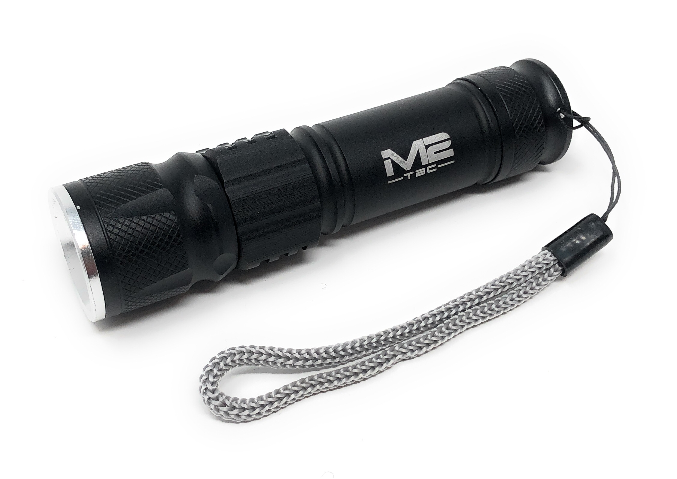 Eine schwarze Taschenlampe mit silbernem Kopf, einem grauen Schlüsselband und einem Markenlogo. Der Hintergrund ist weiß.