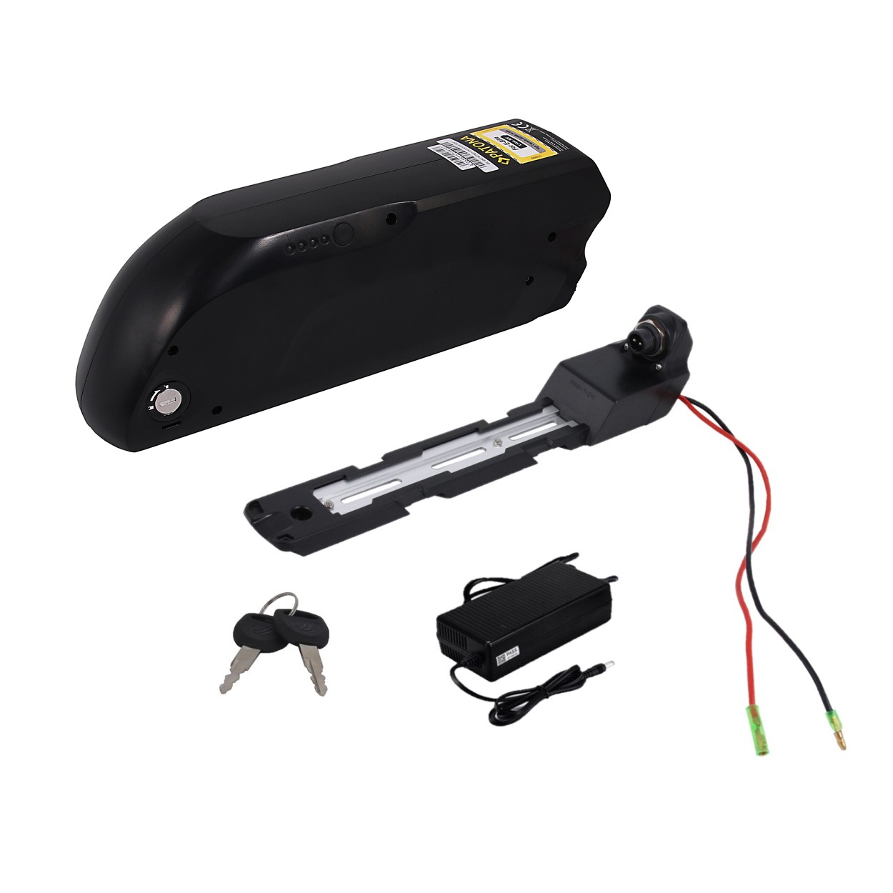 Schwarze Batterieteile mit Ladegerät und Schlüsseln, auf weißem Grund.