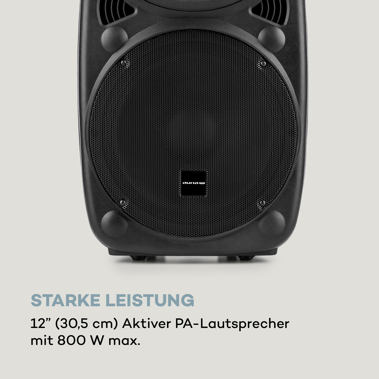 Nahaufnahme eines schwarzen PA-Lautsprechers mit rundem Gitter und Produktetikett. Weißer Text: 'STARKE LEISTUNG'.