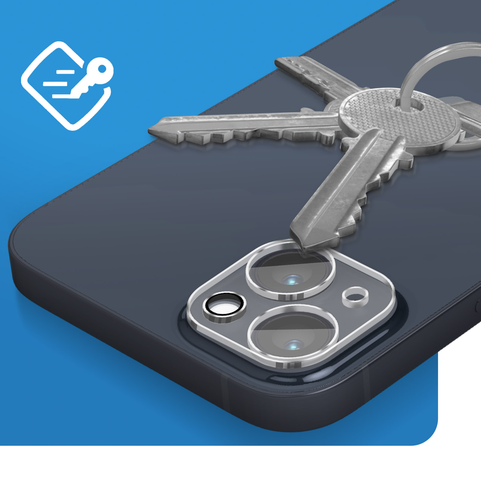 Smartphone met sleutels op de achterkant, met een gebarsten cameralensbeschermer, op een blauw oppervlak.