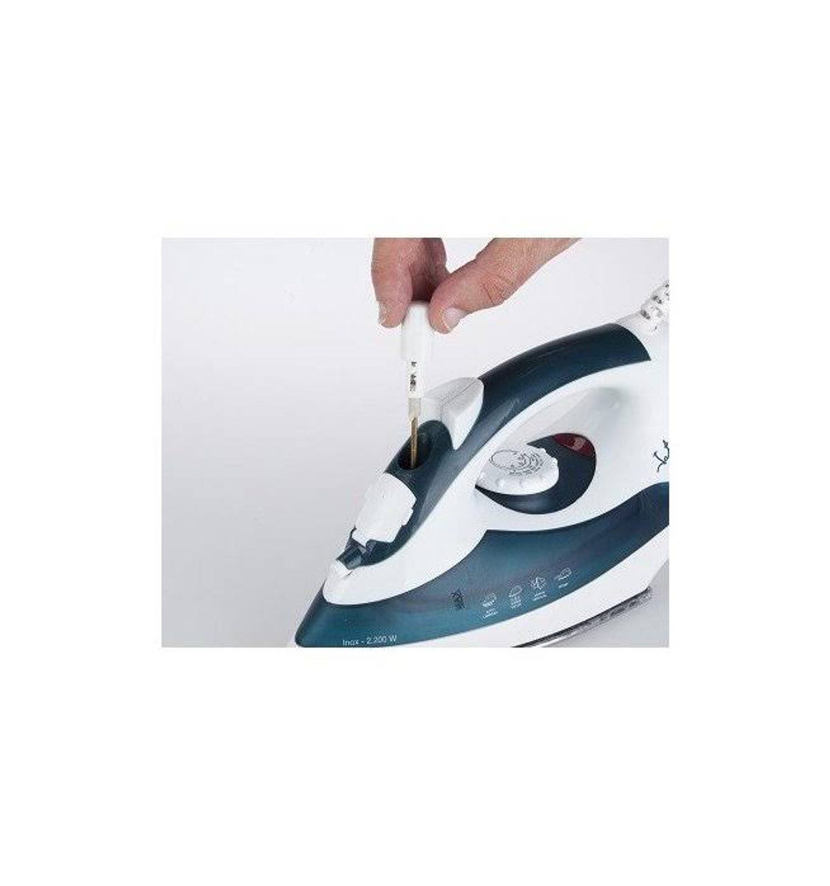 Żelazko z otworem do napełniania wodą. Ręka trzymająca butelkę z wodą. Białe tło.