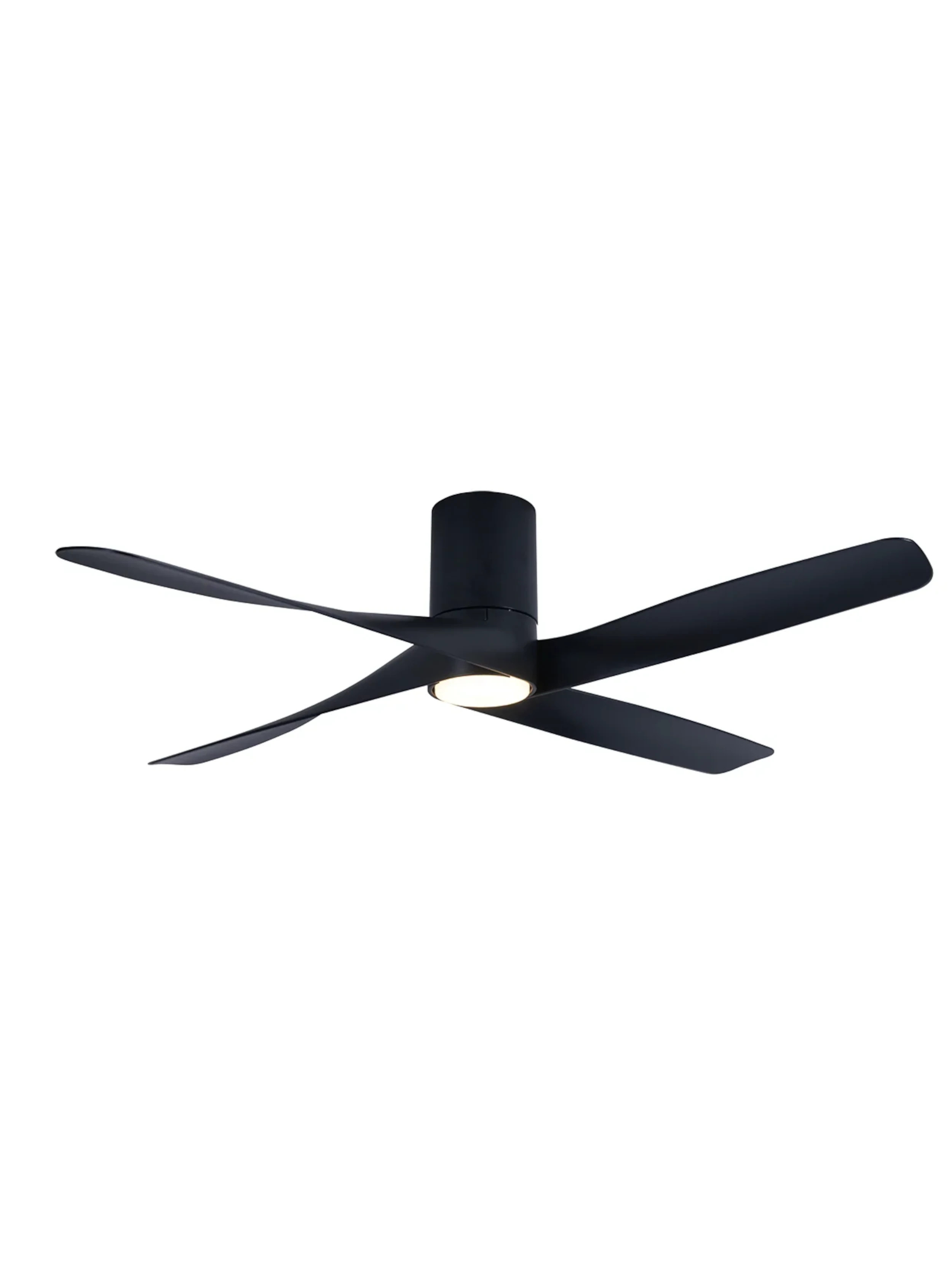 Schwarzer Deckenventilator mit 4 Flügeln und zentralem Licht vor weißem Hintergrund.