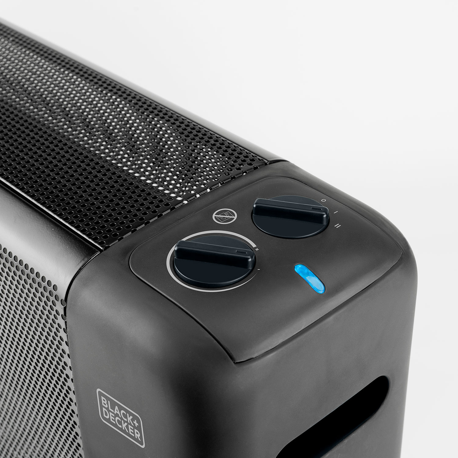 Grzejnik Black and Decker z dwoma pokrętłami i niebieskim światłem. Perforowany metalowy przód.