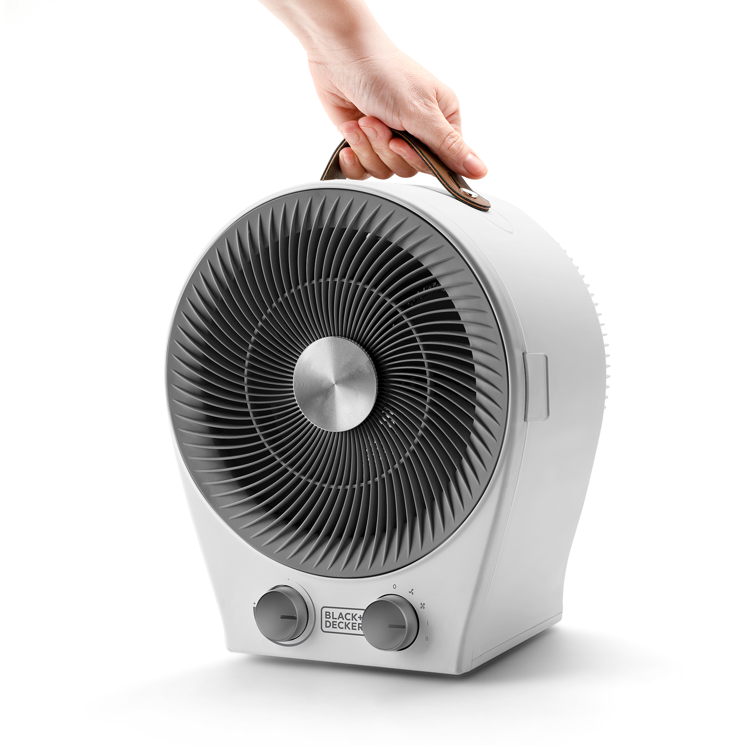 Biało-szary wentylator z uchwytem trzymanym przez dłoń. Logo Black Decker na wentylatorze.