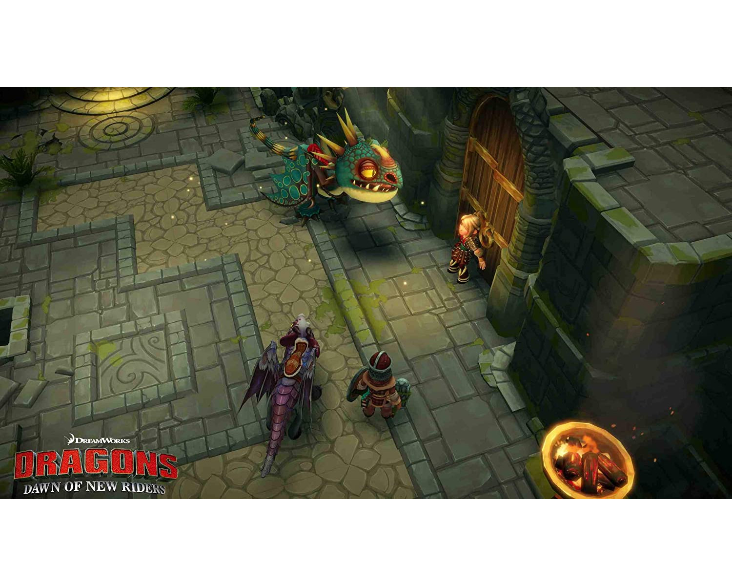 Vista dall'alto di una scena di un videogioco. Due draghi e due persone sono in piedi su un sentiero di pietra vicino a un cancello e un calderone.