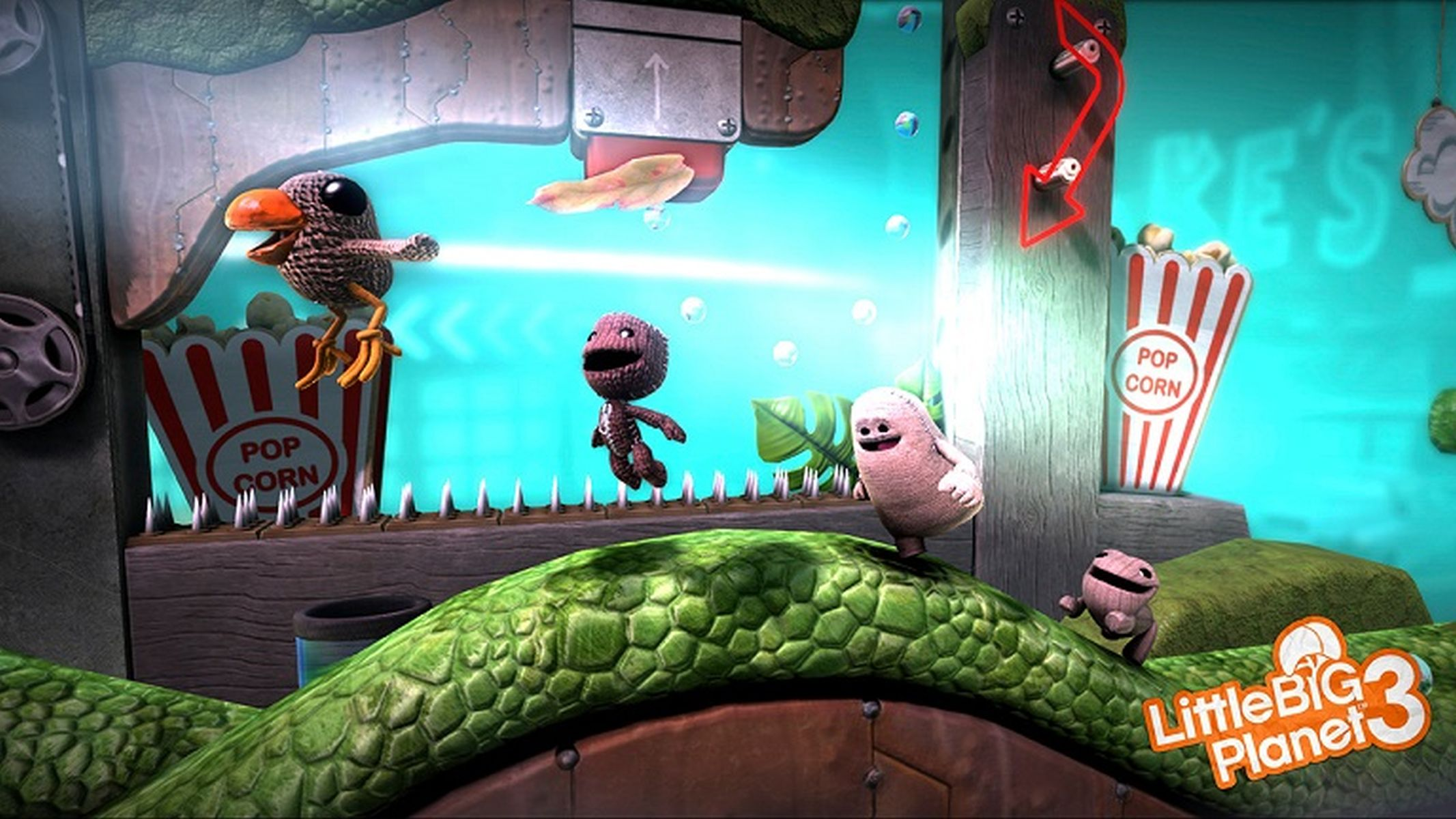 Eine LittleBigPlanet-Szene mit Charakteren. Ein Vogel, zwei Sackboys und ein Wesen auf einer grünen Landschaft.