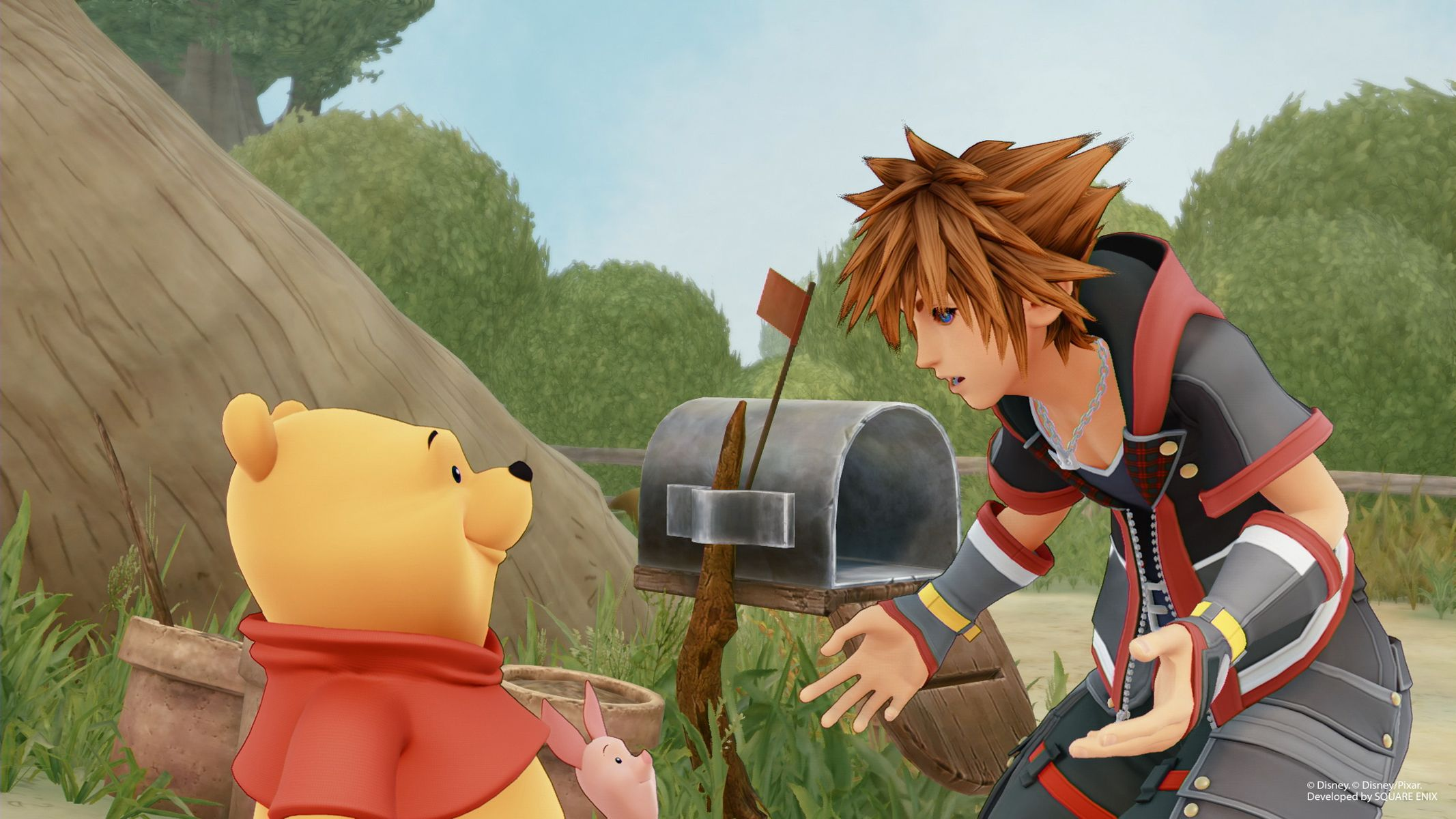 Sora und Winnie Puuh interagieren in der Nähe eines Briefkastens.