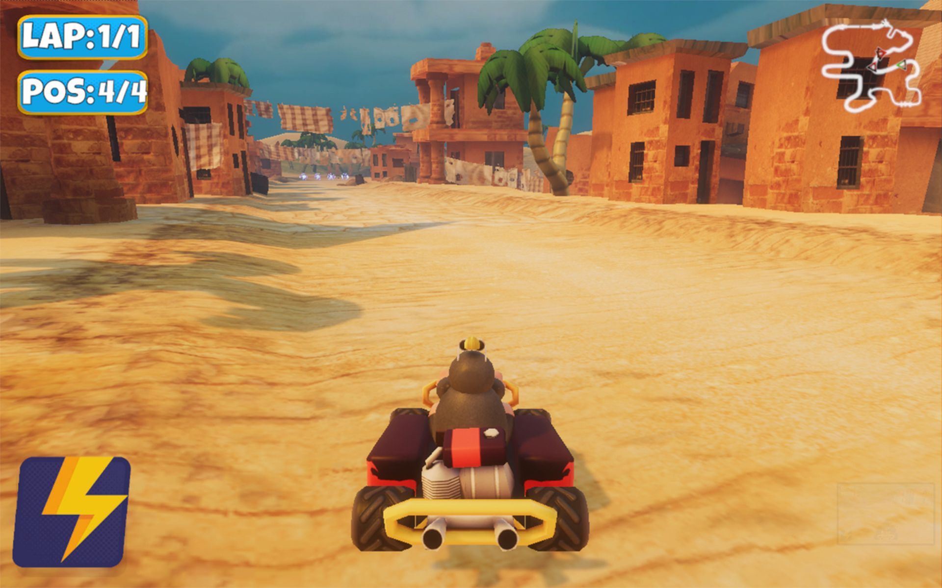 Ein Kart-Rennfahrer auf einer Wüstenstrecke, Gebäude und Palmen an den Seiten.