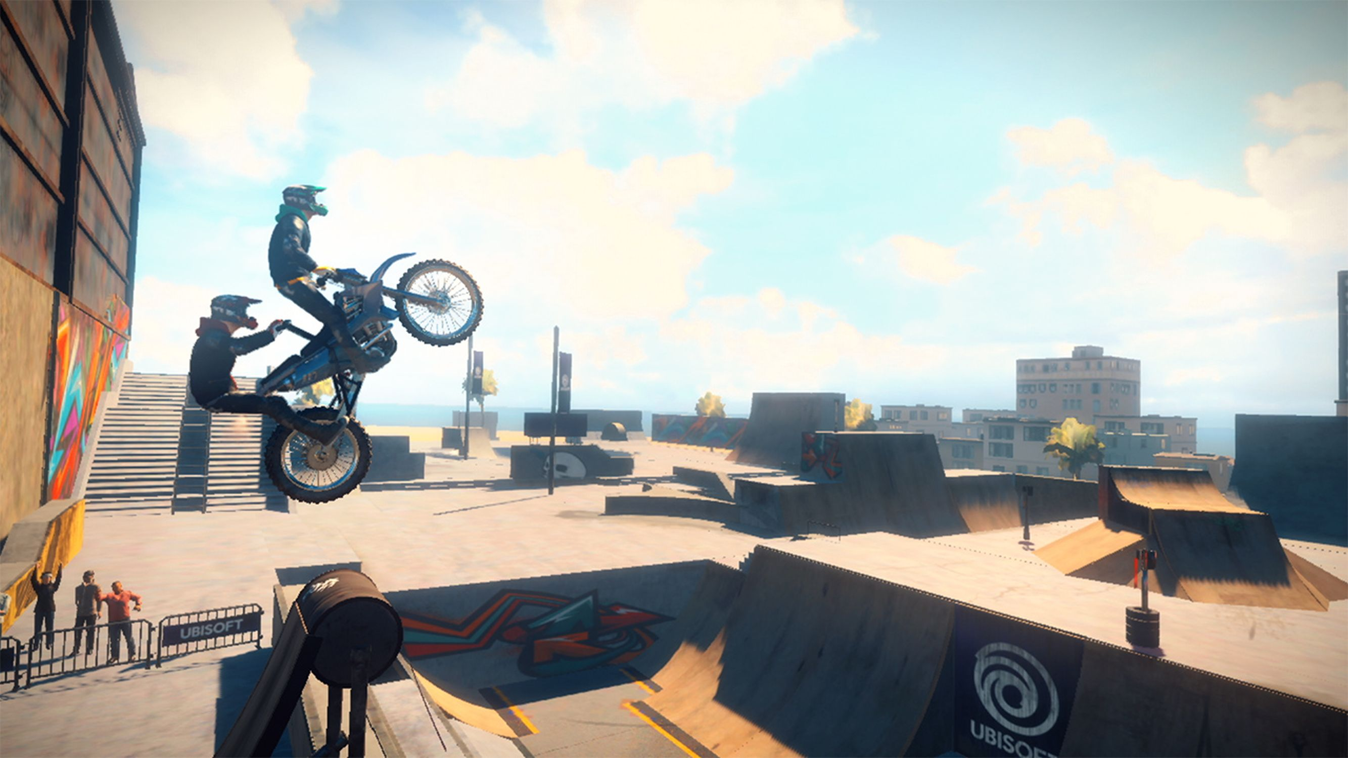 Motorradfahrer auf einem Dirtbike, die Tricks in einem Skatepark vorführen. Blauer Himmel im Hintergrund.